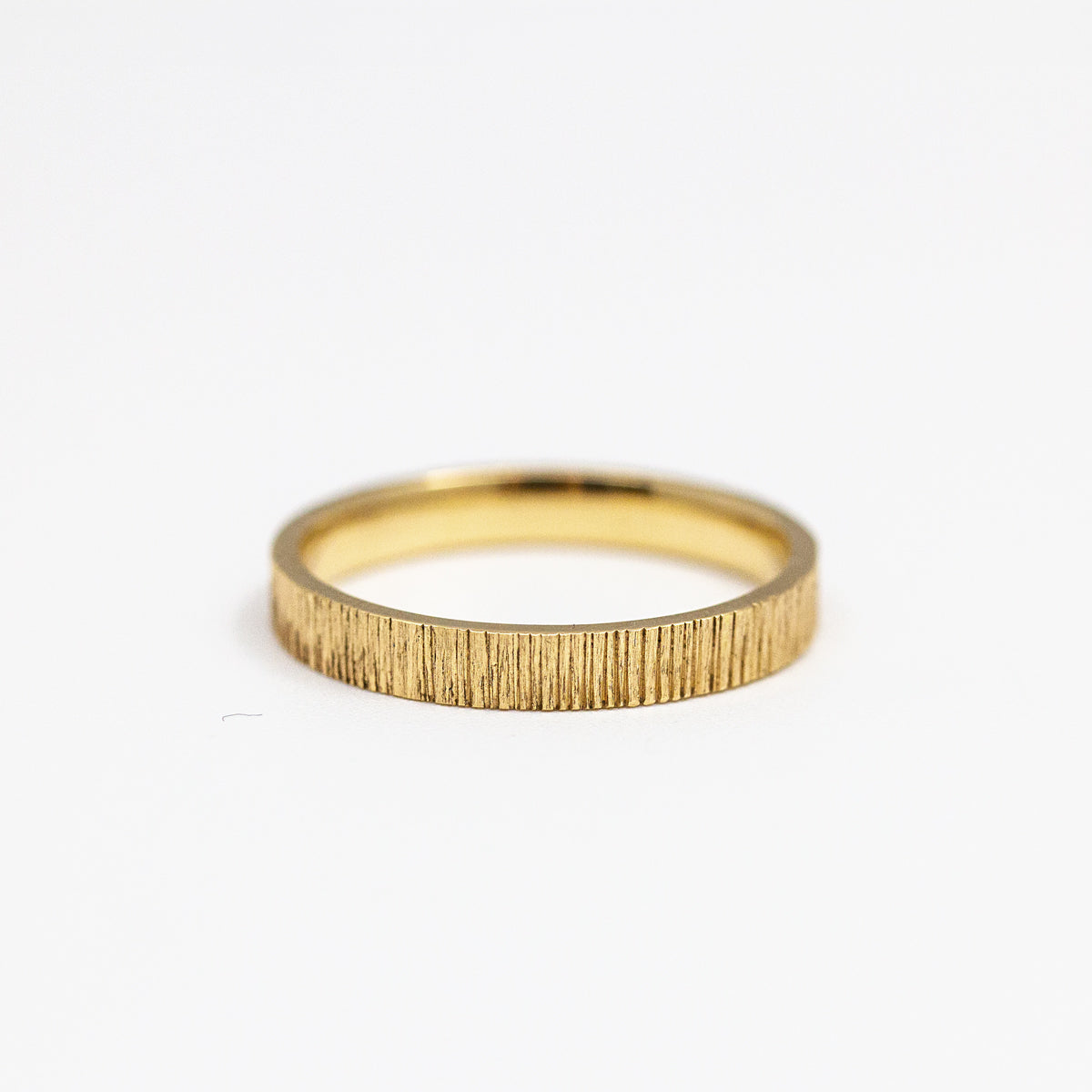 Alliance mariage mixte en or jaune recyclé et prime Fairmined, fabriqué dans notre atelier de joaillerie à Paris.