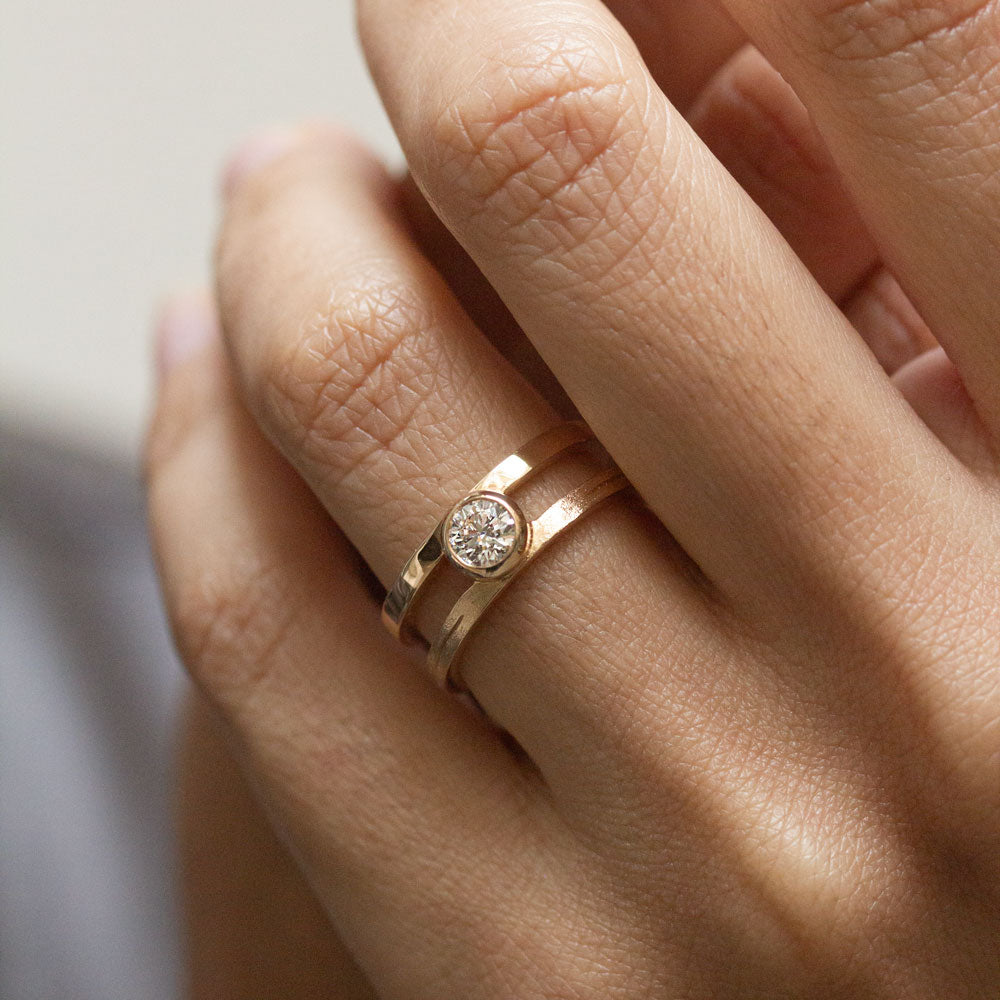 Jolie bague double anneau en or rose.