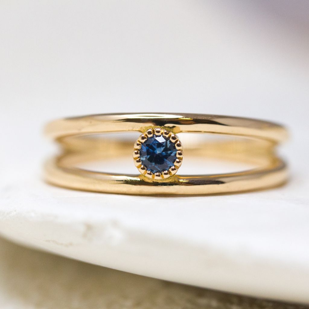 Jolie bague double anneaux et saphir bleu intense.