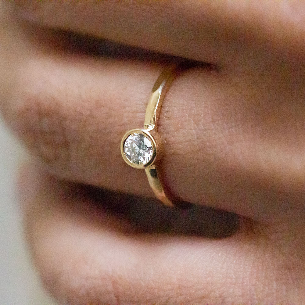 Jolie bague de fiançailles éthique en or Fairmined.