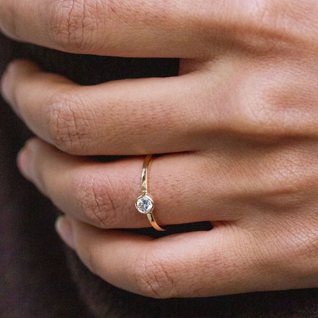 Bague en or éthique sertie d'un diamant de synthèse.