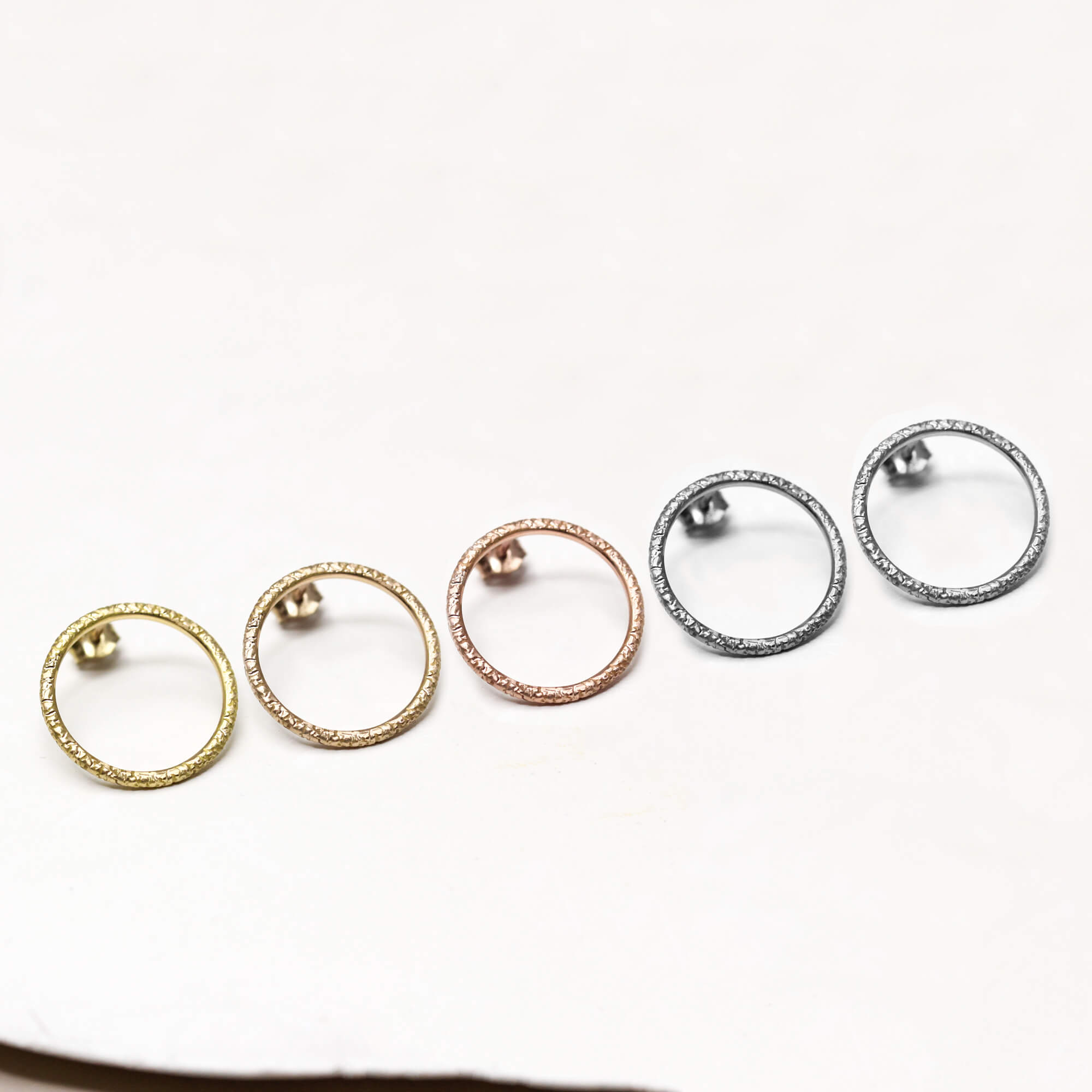 Jolies boucles d'oreilles réalisées à Paris dans un atelier.