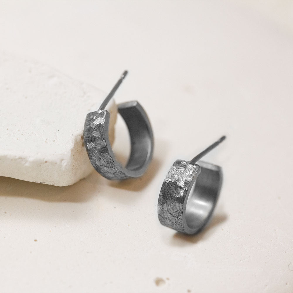 Jolies créoles en or gris Palladié, travaillées avec la texture Staël.