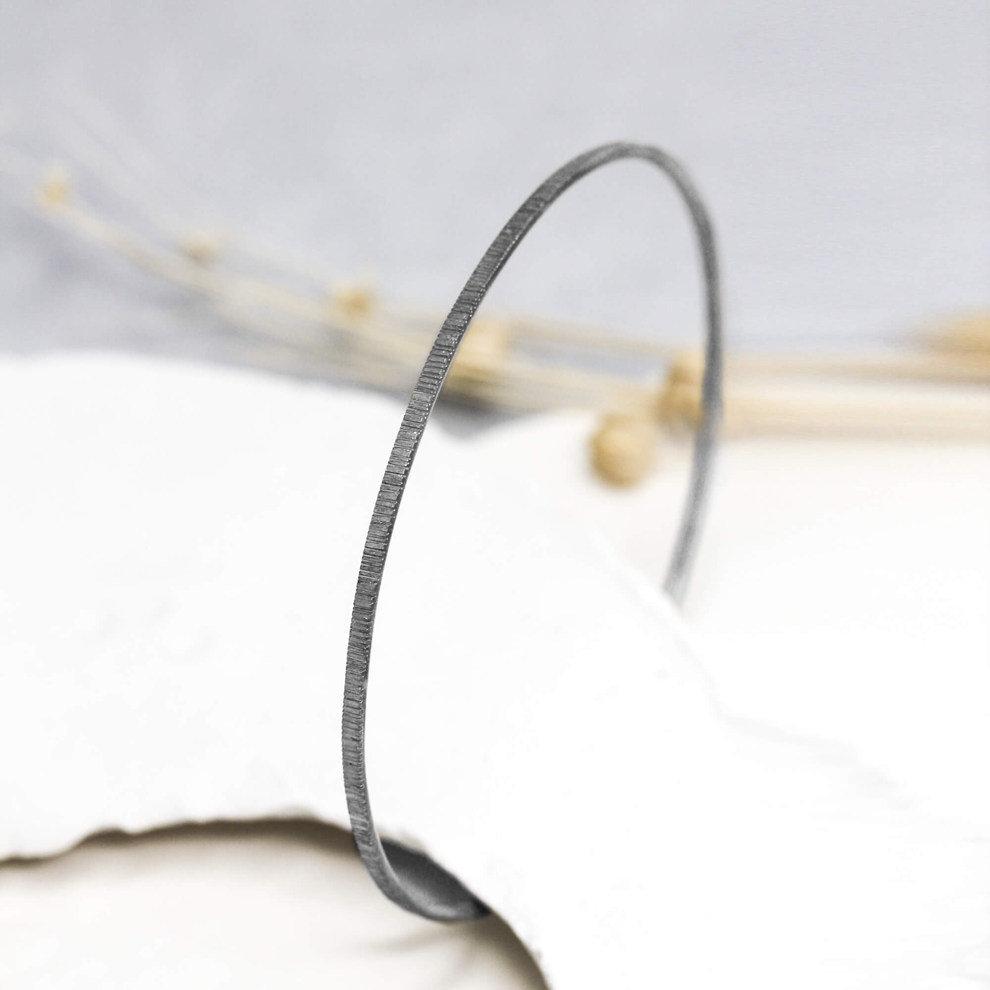 Jonc en or gris palladié éthique et équitable Fairmined. Joaillerie artisanale française.