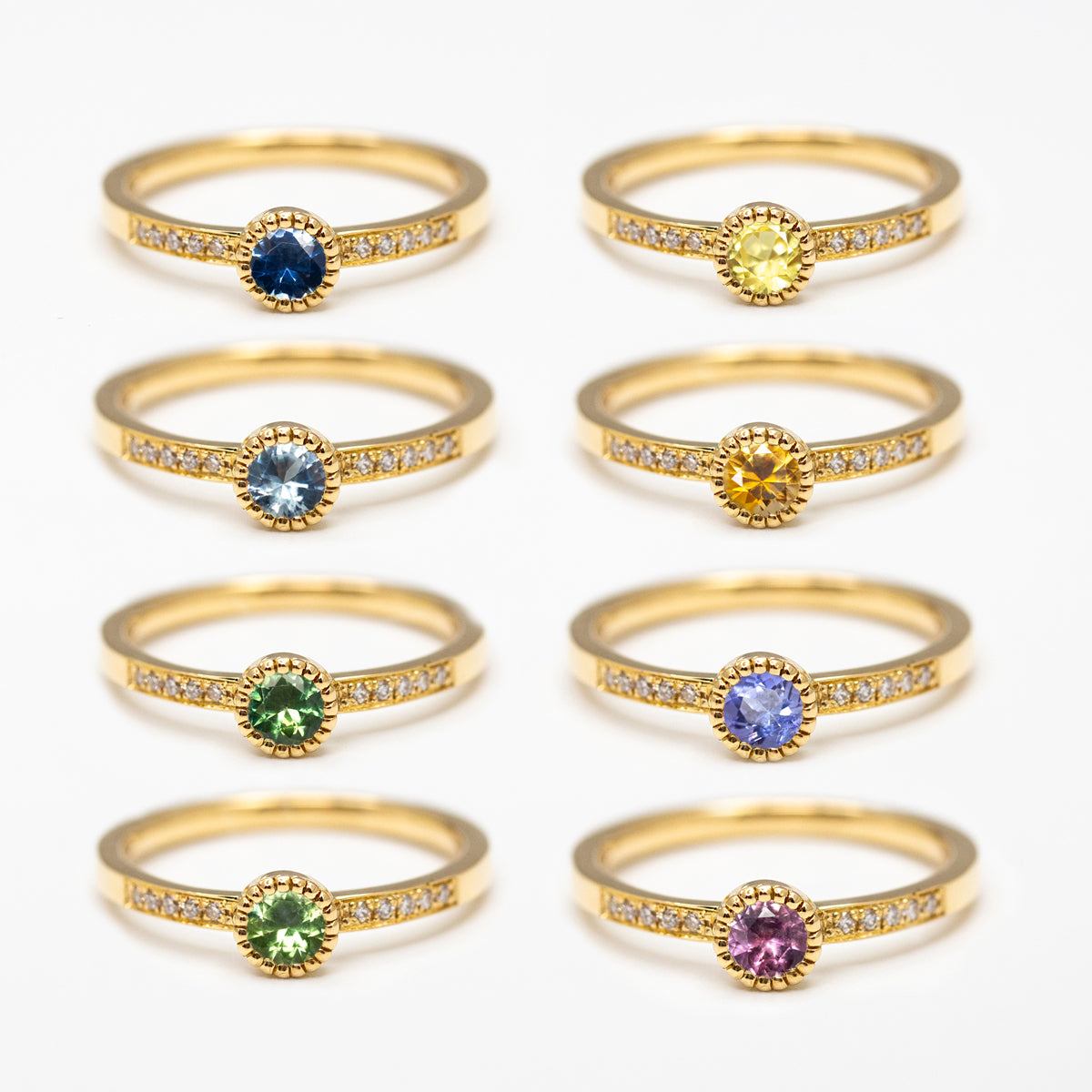 Bague de fiançailles pavée femme à personnaliser en ligne, sertie d'un saphir coloré au choix et 10 diamants de synthèse en or jaune recyclé 750/1000 + prime Fairmined. Fabriquée avec savoir-faire à la main dans notre atelier de joaillerie à Paris