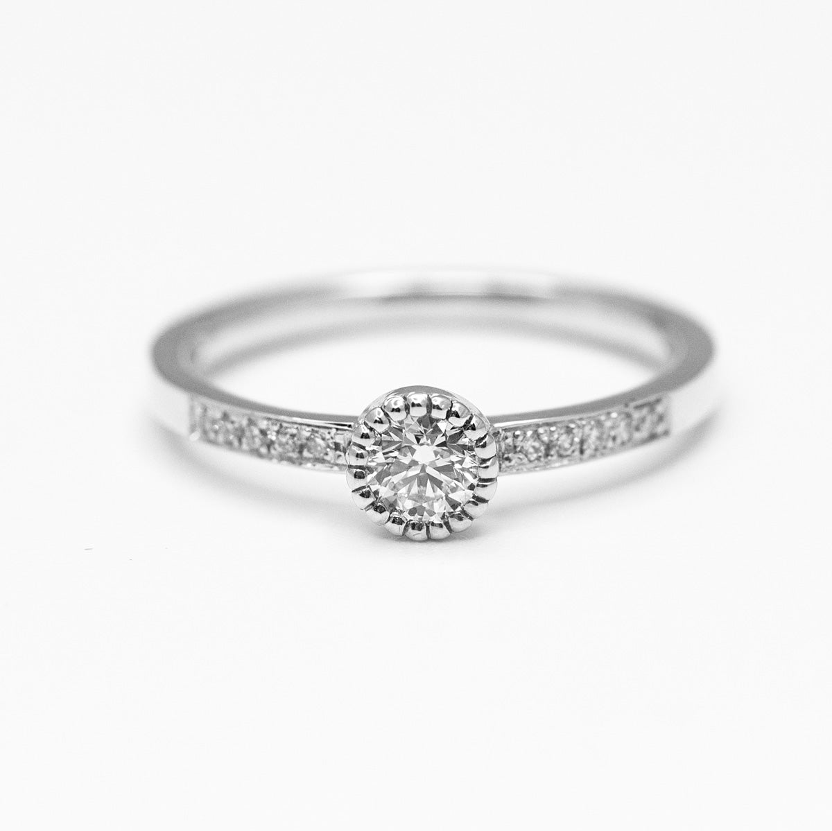Bague de fiançailles solitaire pavé diamants ou saphir bleu-vert en or blanc 750/1000, fabriquée dans notre atelier à Paris - Joaillerie éthique