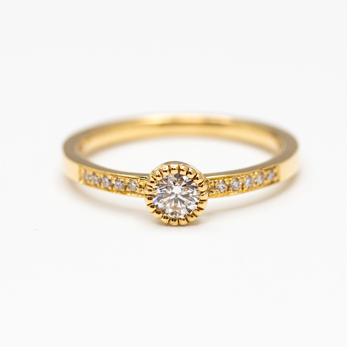 Bague de fiançailles pavée femme diamants et or jaune 750/1000, personnalisation saphir bleu-vert éthique, fabriquée dans notre atelier à Paris - Joaillerie éthique 