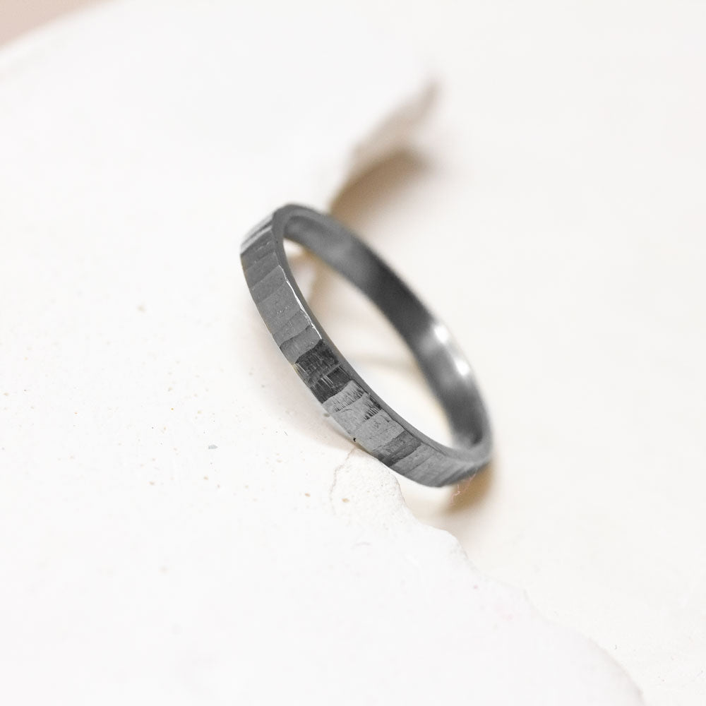 Anneau original de mariage Jalons en or gris palladié recyclé 18 carats avec texture rainurée. Fabrication artisanale dans un atelier de joaillerie française à Paris