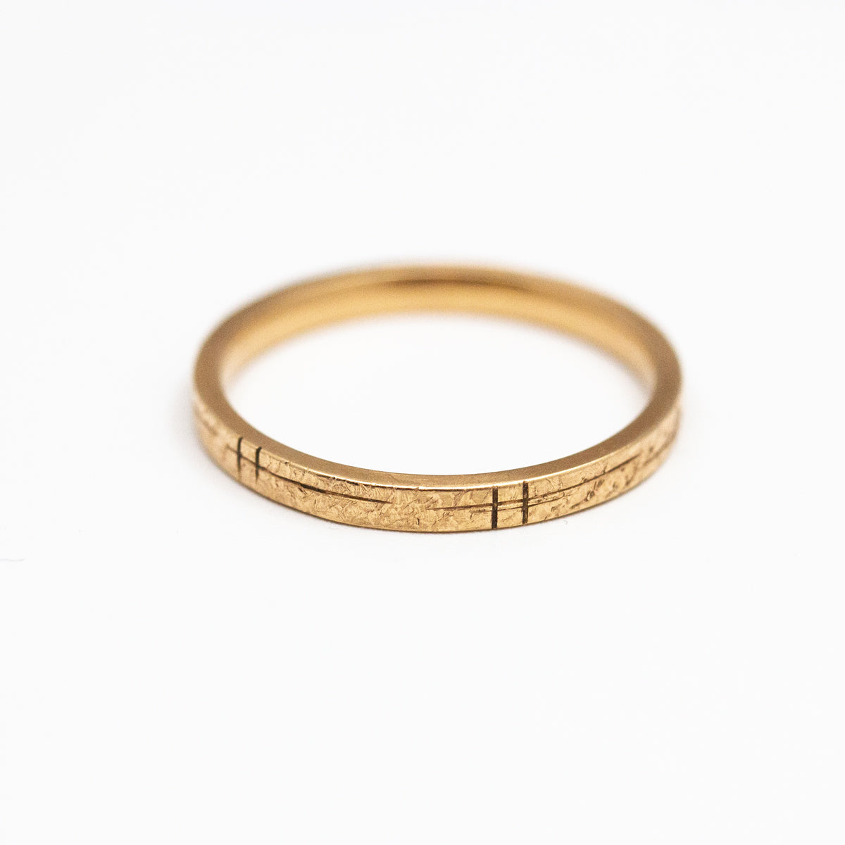 Alliance mariage femme originale texture Hélia rainurée réalisée artisanalement en or recyclé 750/1000 + prime Fairmined. Joaillerie éthique Paris 