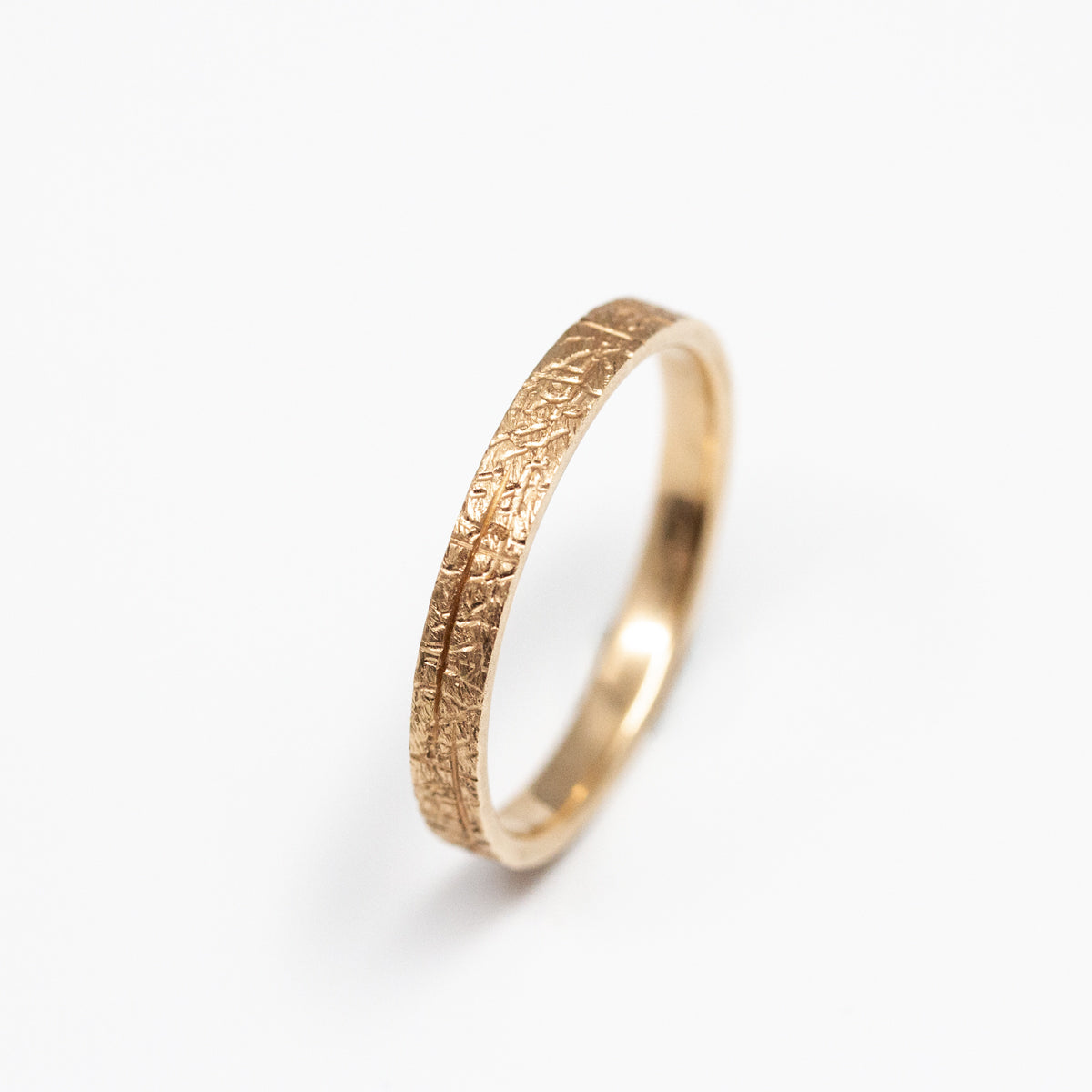 Alliance originale ruban 3mm texture rainurée Hélia en or rouge recyclé 750/1000 fabriquée à la main à Paris. Joaillerie éthique 
