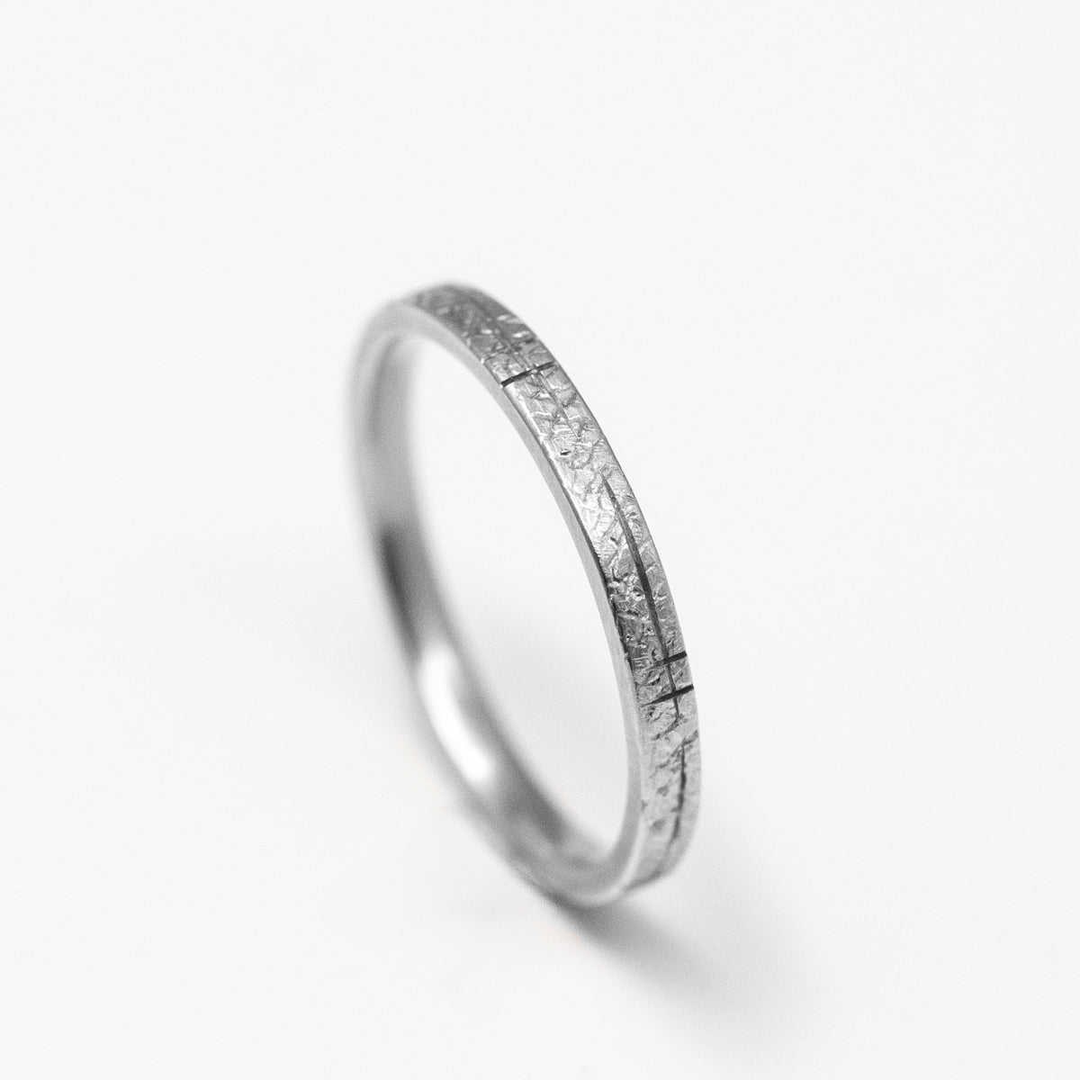 Alliance mariage femme originale texture Hélia rainurée réalisée artisanalement en or recyclé 750/1000 + prime Fairmined. Joaillerie éthique Paris 
