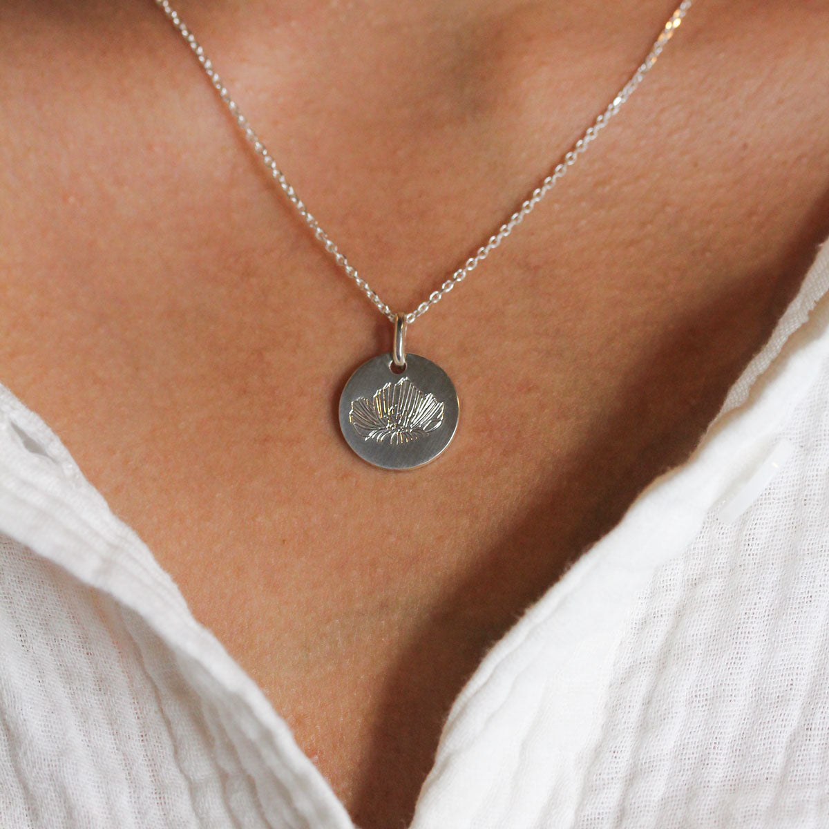 Médaille coquelicot en or éthique, joaillerie artisanale.