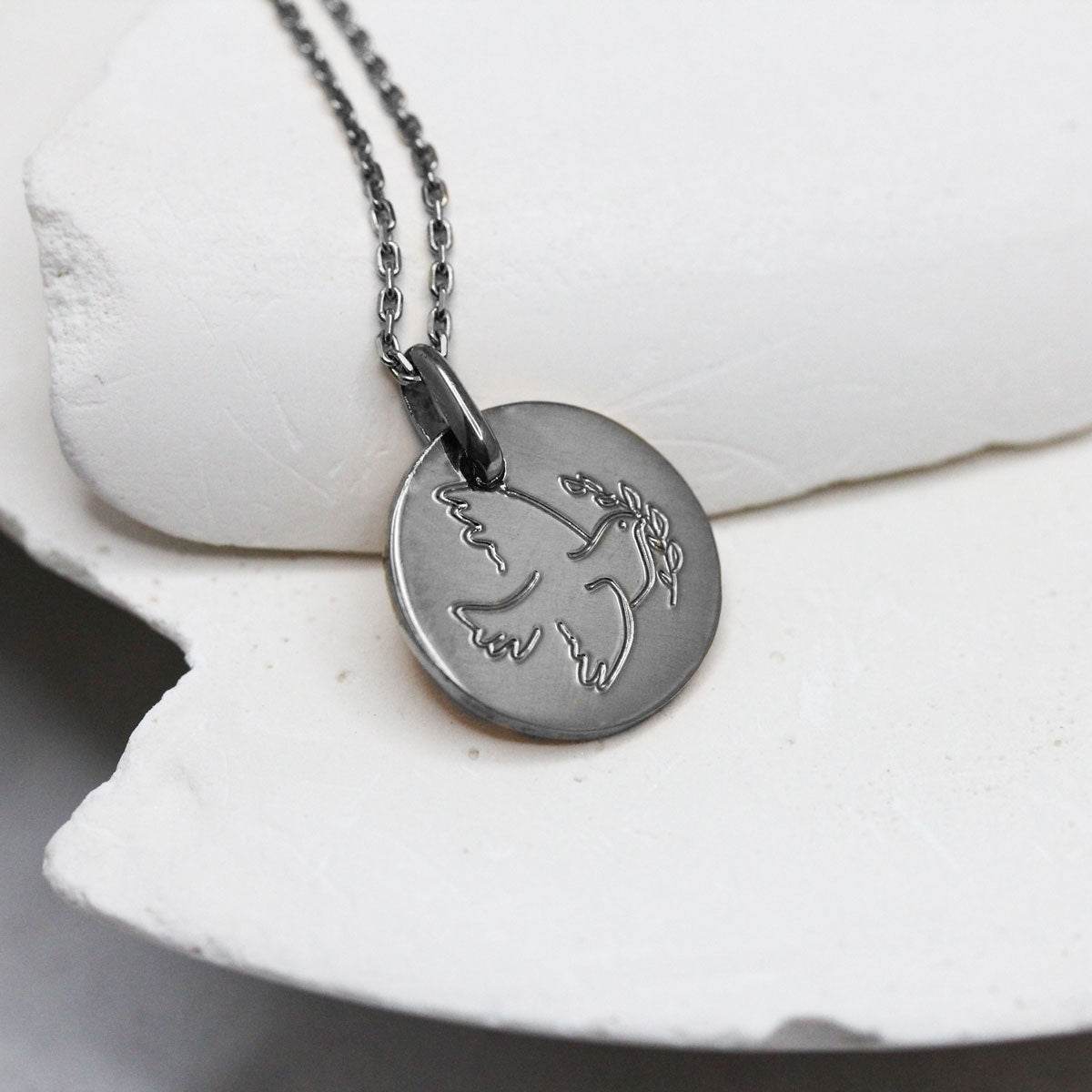 Médaille gravée d'une colombe en or Fairmined 18 carats gris palladié