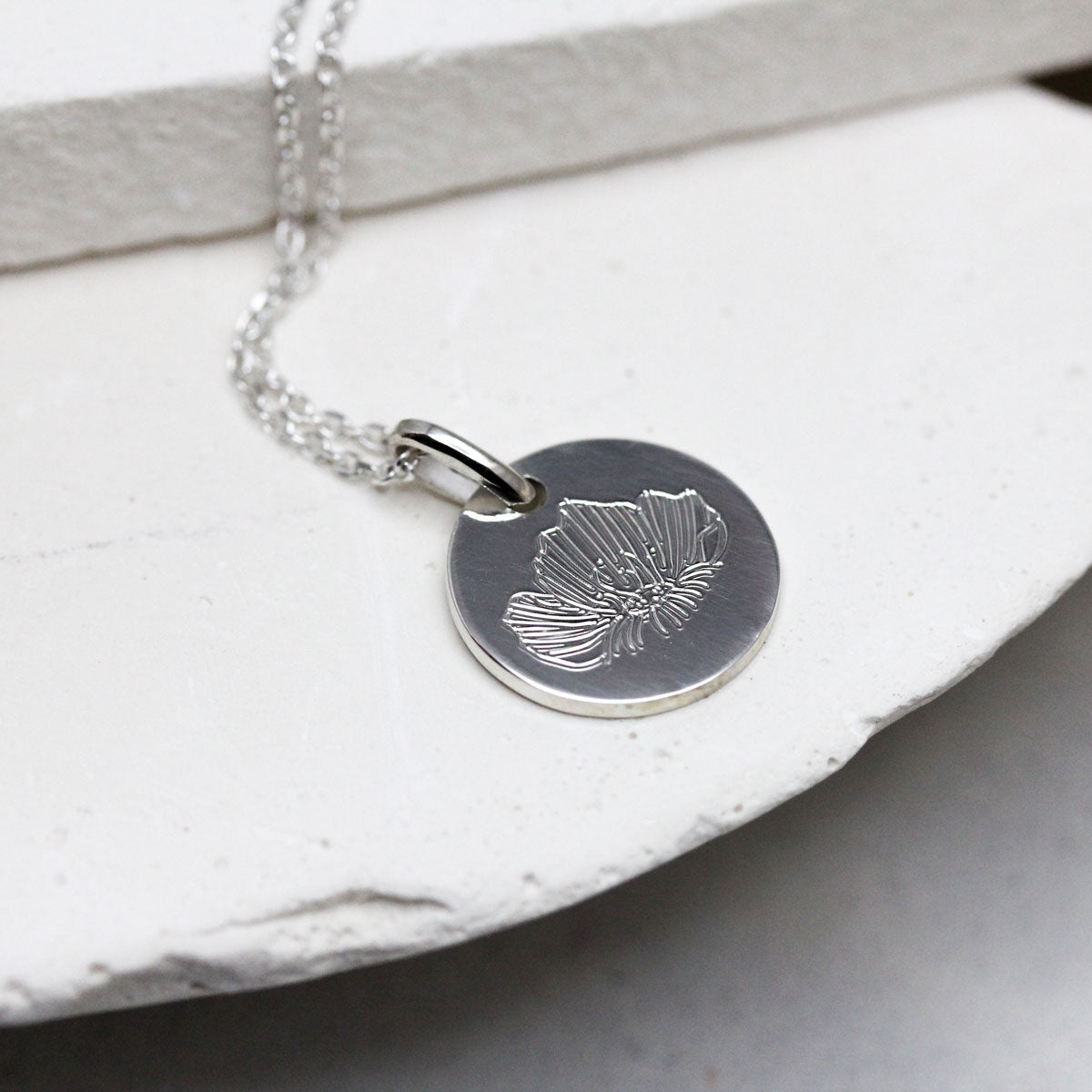 Médaille gravée d'un coquelicot en or Fairmined 18 carats.