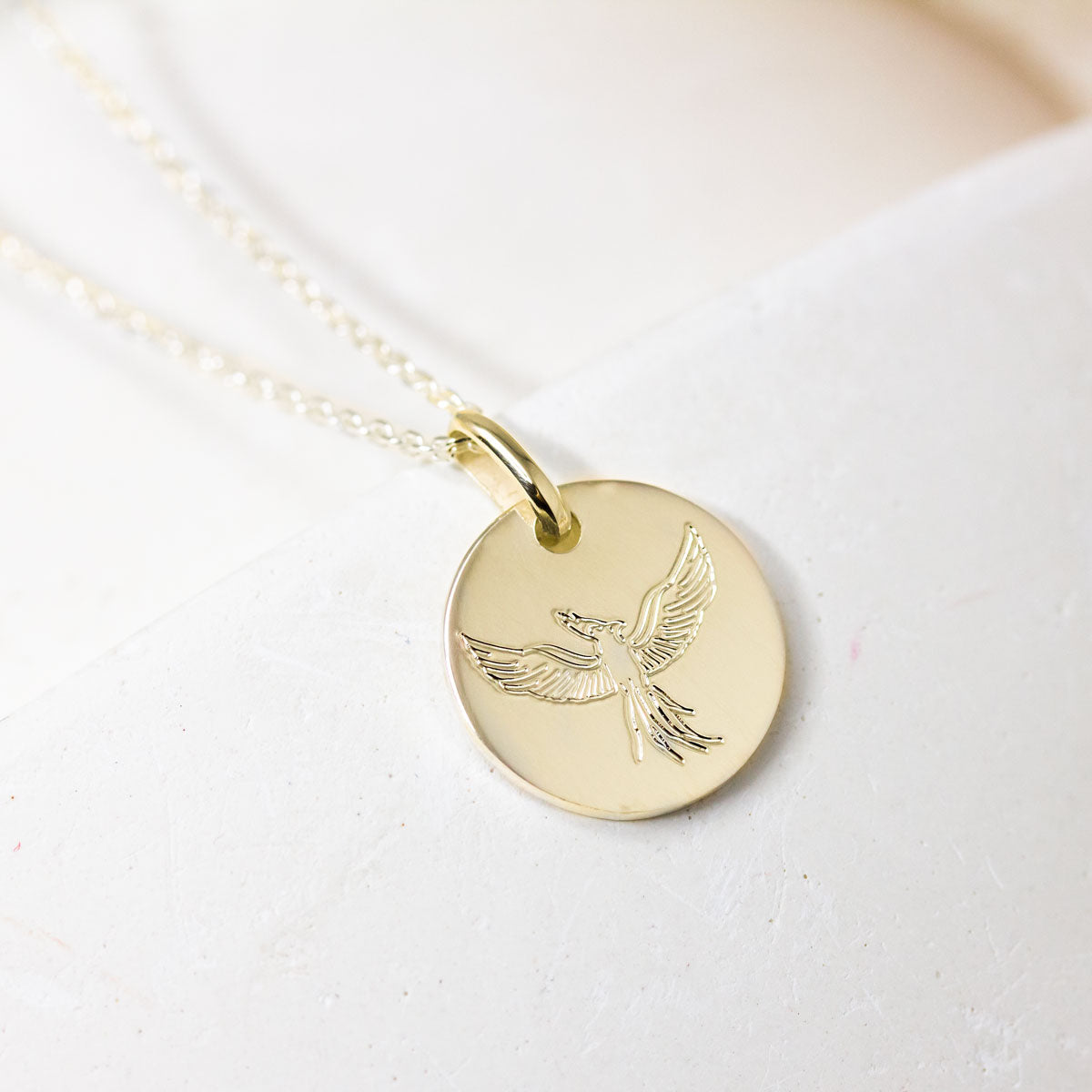 Médaille en or jaune, Paris et Lyon joaillerie artisanale.