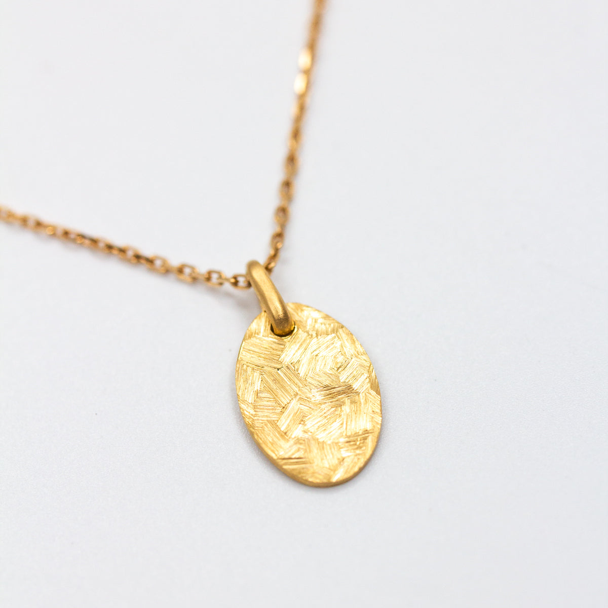 Médaille ovale personnalisable en or rose-champagne 18 carats recyclé texture martelée et brossée Staël pour femme, joaillerie éthique et fabrication artisanale à Paris