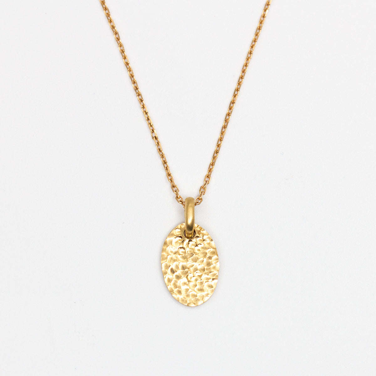 Médaille ovale en or jaune 18 carats recyclé texture martelée Sarita pour femme, joaillerie éthique et fabrication artisanale à Paris