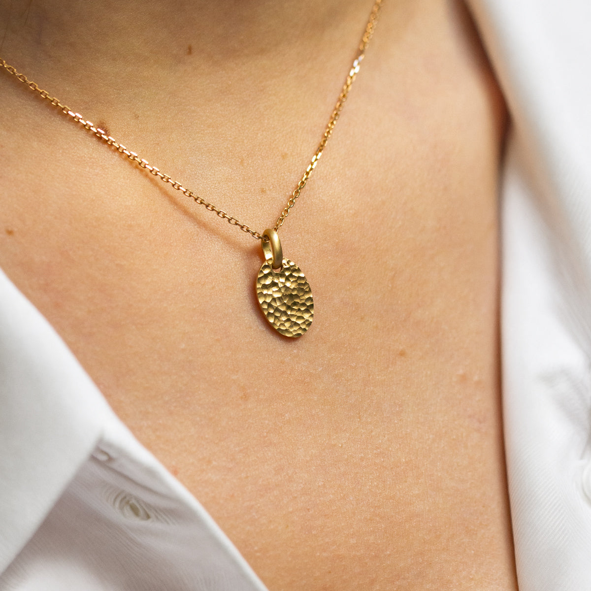 Médaille ovale martelée en or jaune 18 carats recyclé Sarita pour femme, joaillerie éthique et fabrication artisanale à Paris