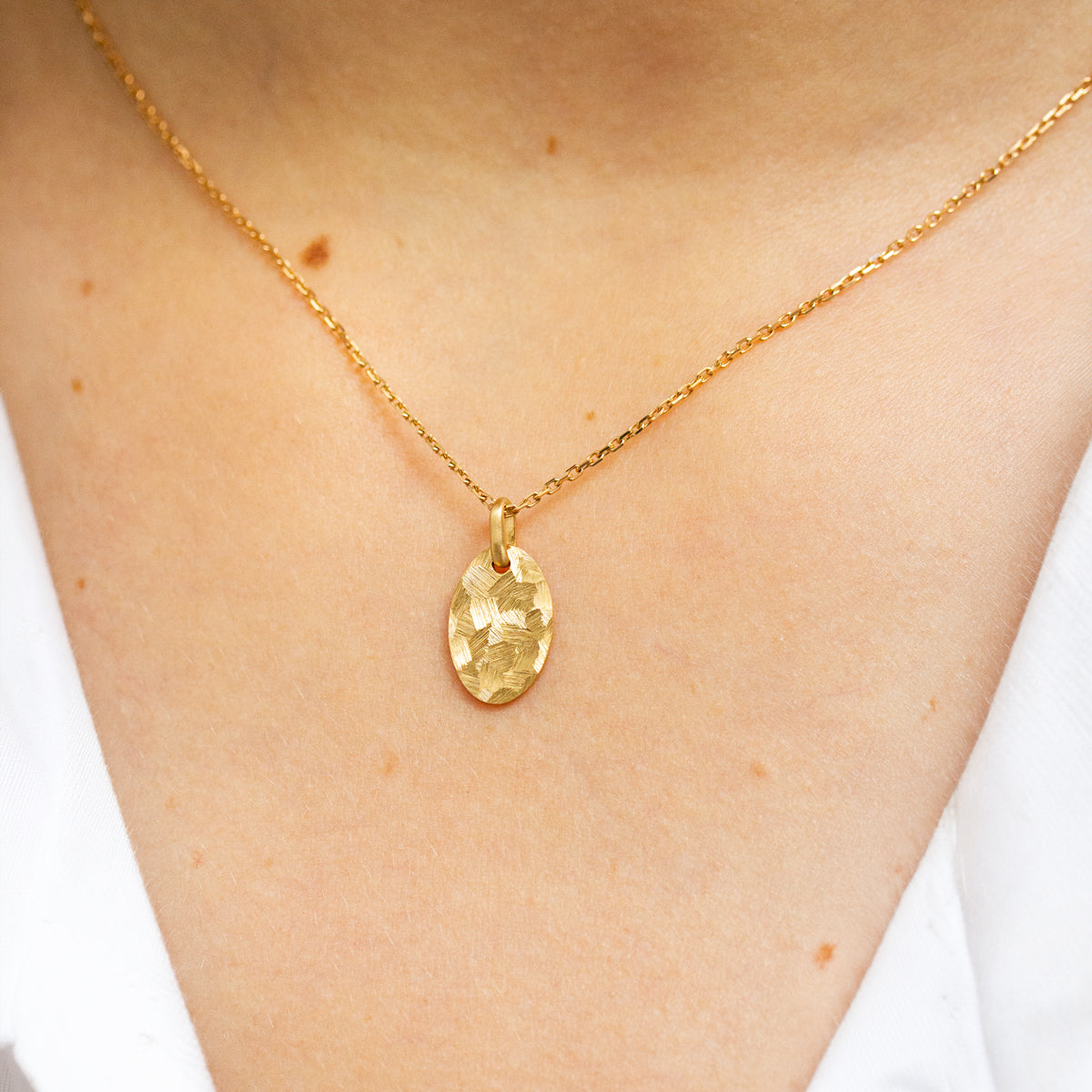 Médaille ovale à graver en or jaune 18 carats recyclé texture martelée et brossée Staël pour femme, joaillerie éthique et fabrication artisanale à Paris