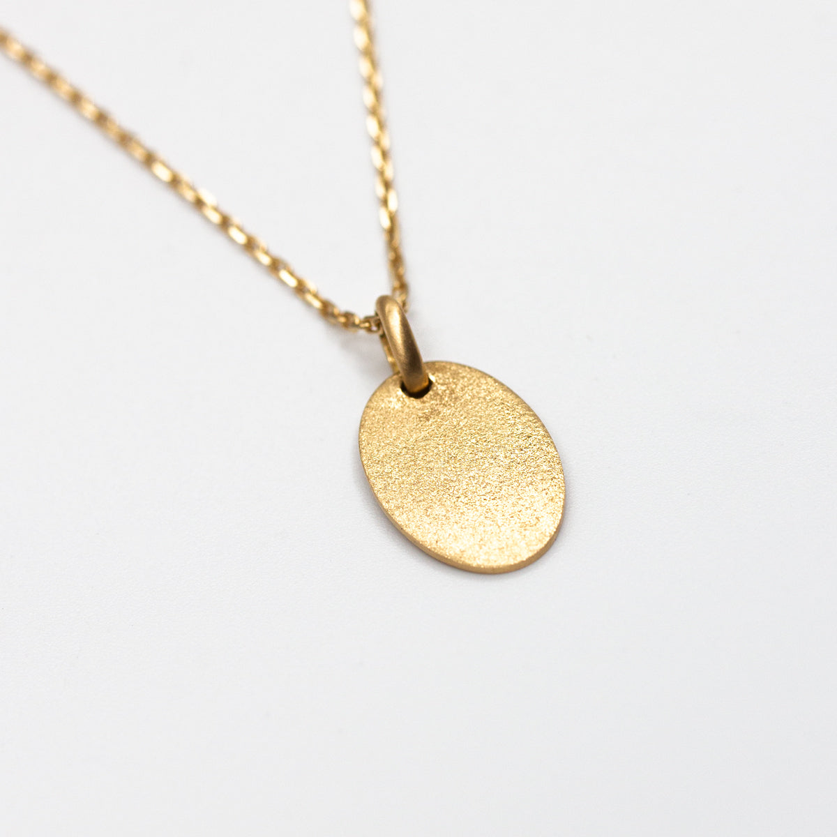 Médaille ovale à graver or rose-champagne 18 carats recyclé texture sablée Gina pour femme, joaillerie éthique et fabrication artisanale à Paris