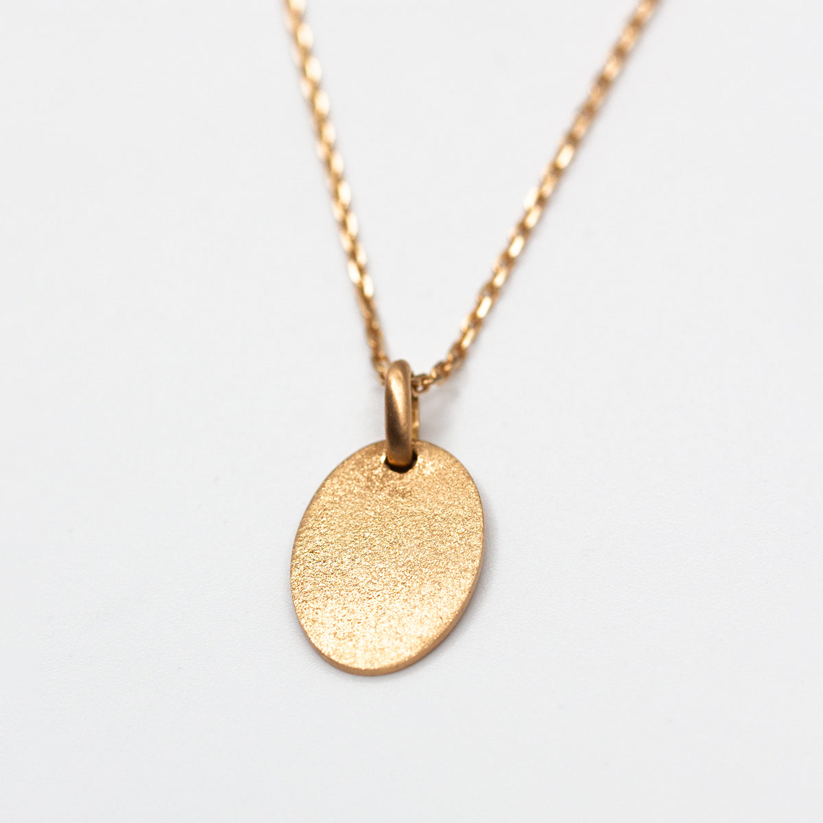 Médaille ovale or rouge 18 carats recyclé à personnaliser, texture sablée Gina pour femme, joaillerie éthique et fabrication artisanale à Paris