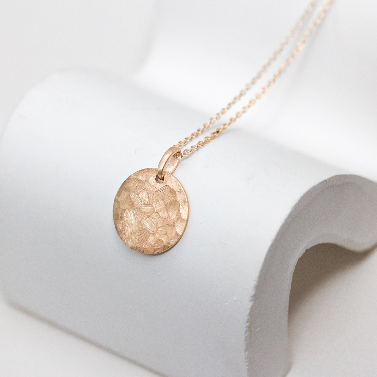 Médaille en or brossé personnalisable dans nos différentes couleurs d'r 18 carats Fairmined.