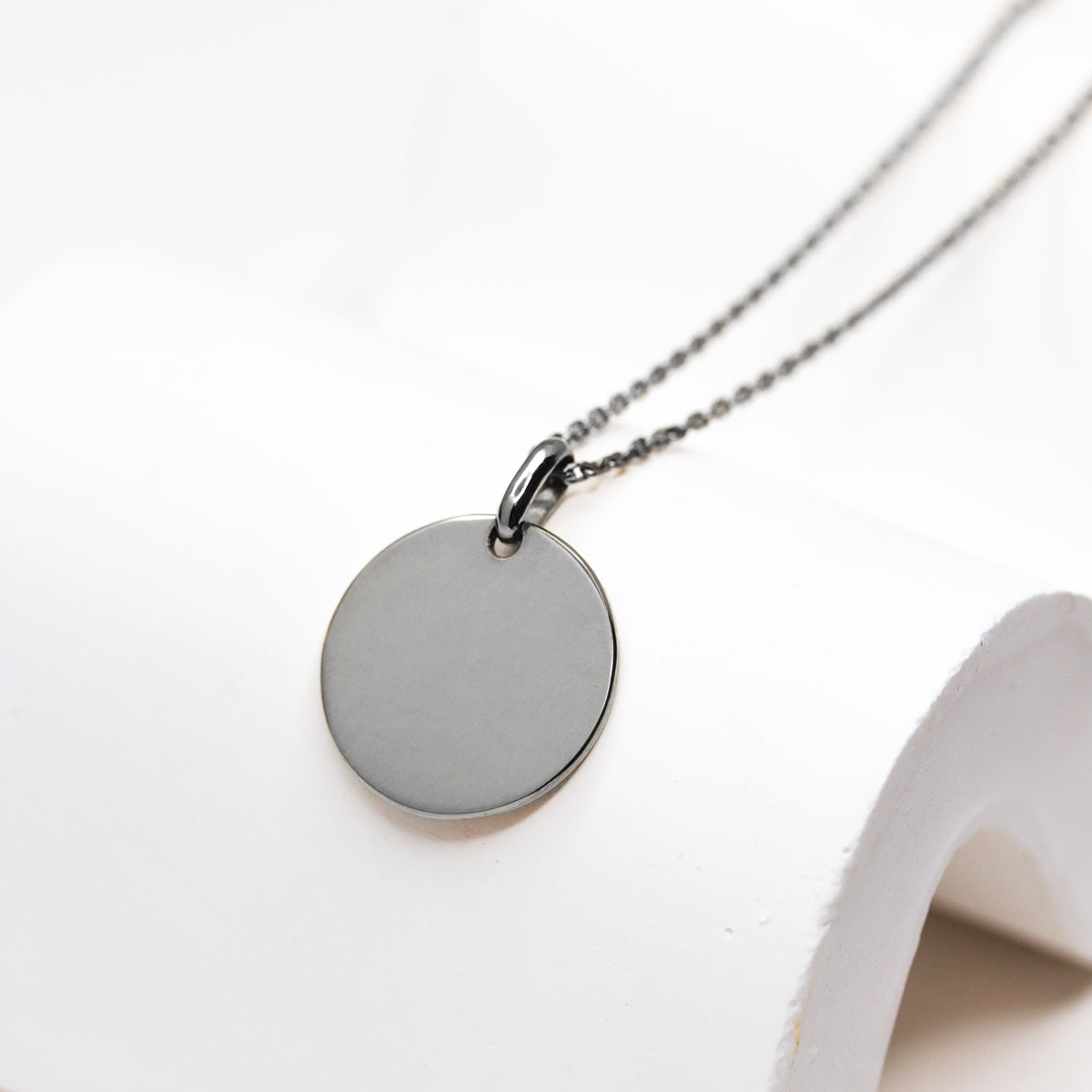 Médaille ronde à personnaliser en or gris éthique 18 carats Fairmined