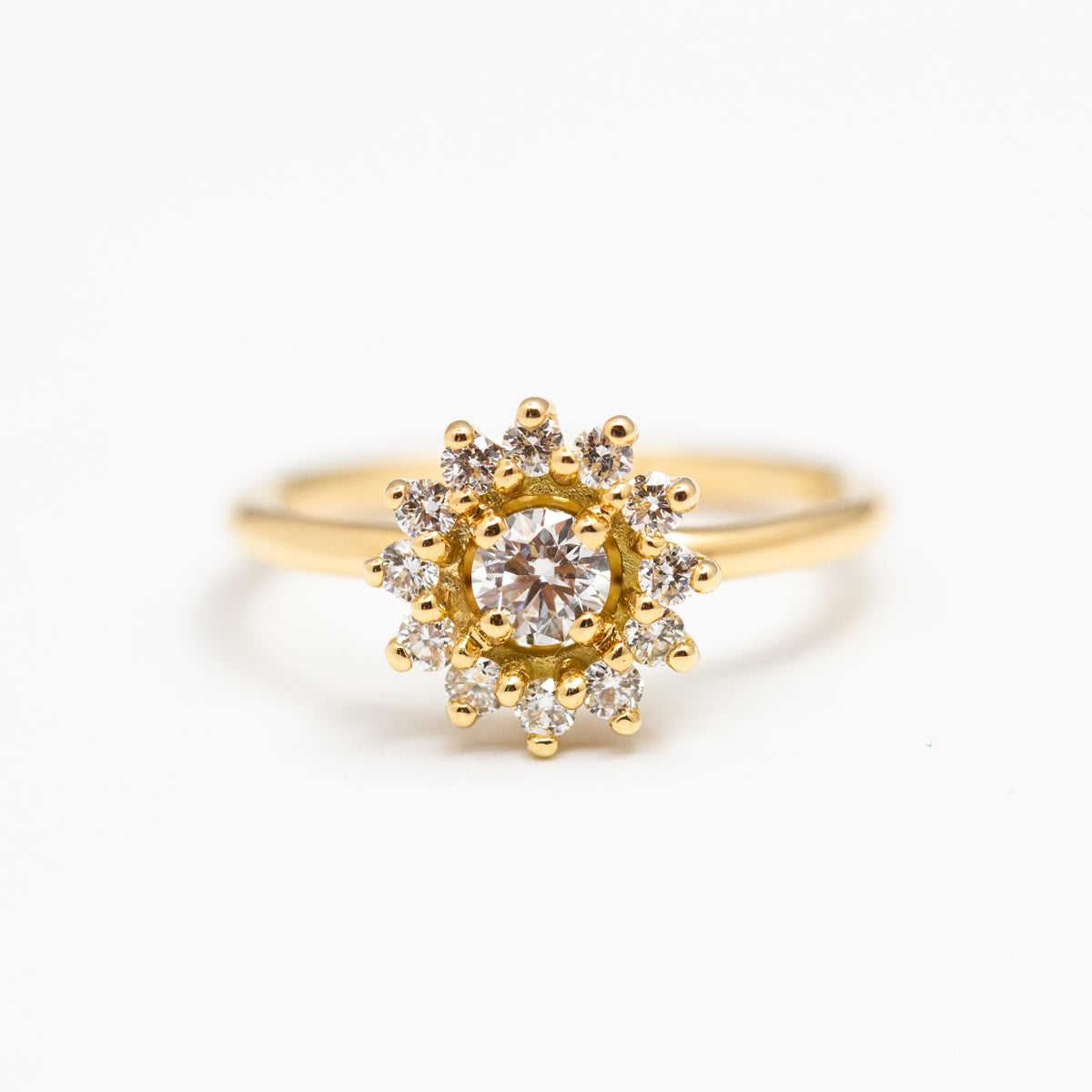 Bague de fiançailles éthique Méora, diamants de synthèse en forme de fleur, en or jaune recyclé 18 carats et prime Fairmined, façonnée à la main à Paris