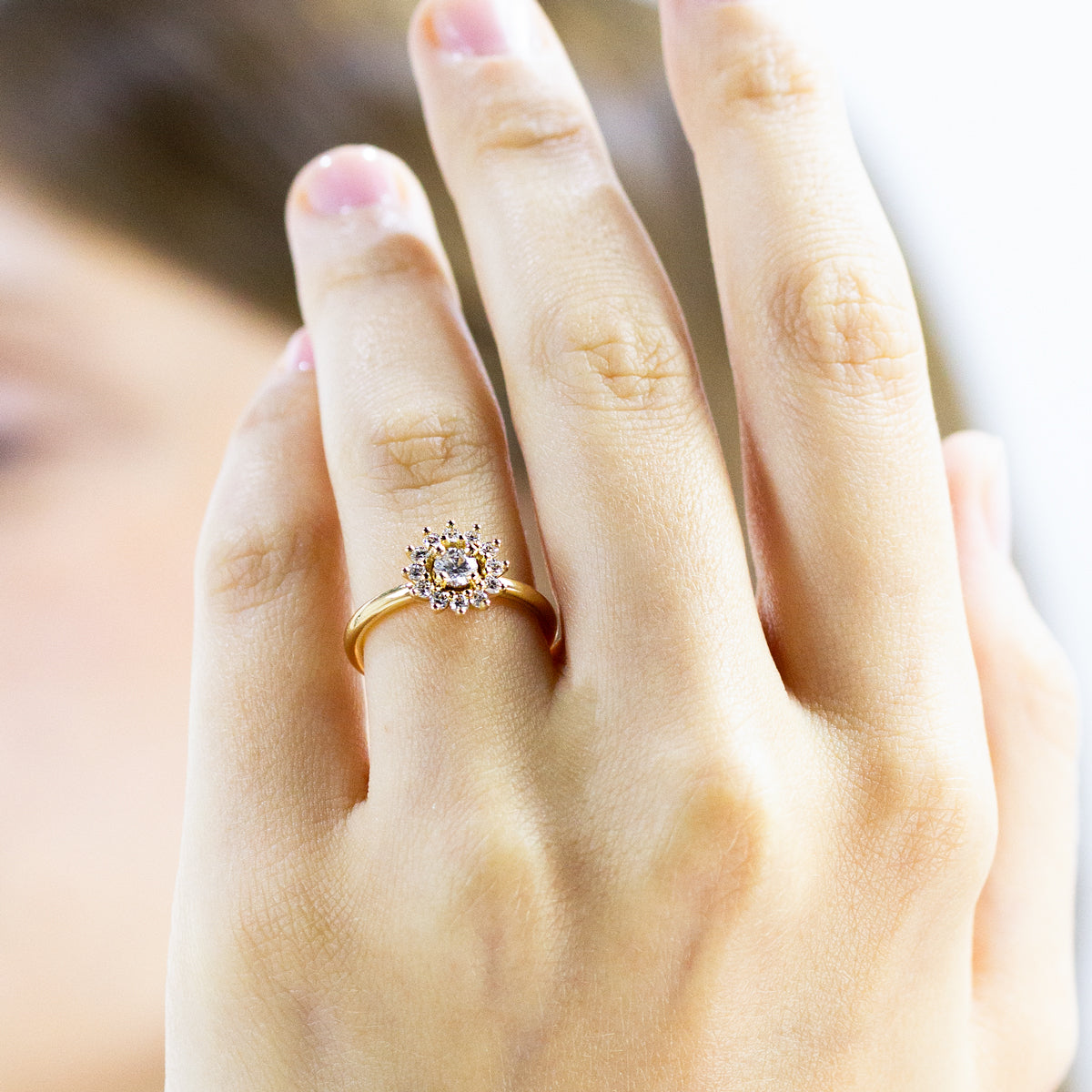 Bague de fiançailles sur mesure fleur art déco pour femme, diamants de synthèse et or jaune 18 carats façonnée dans un atelier de joaillerie éthique et parisien