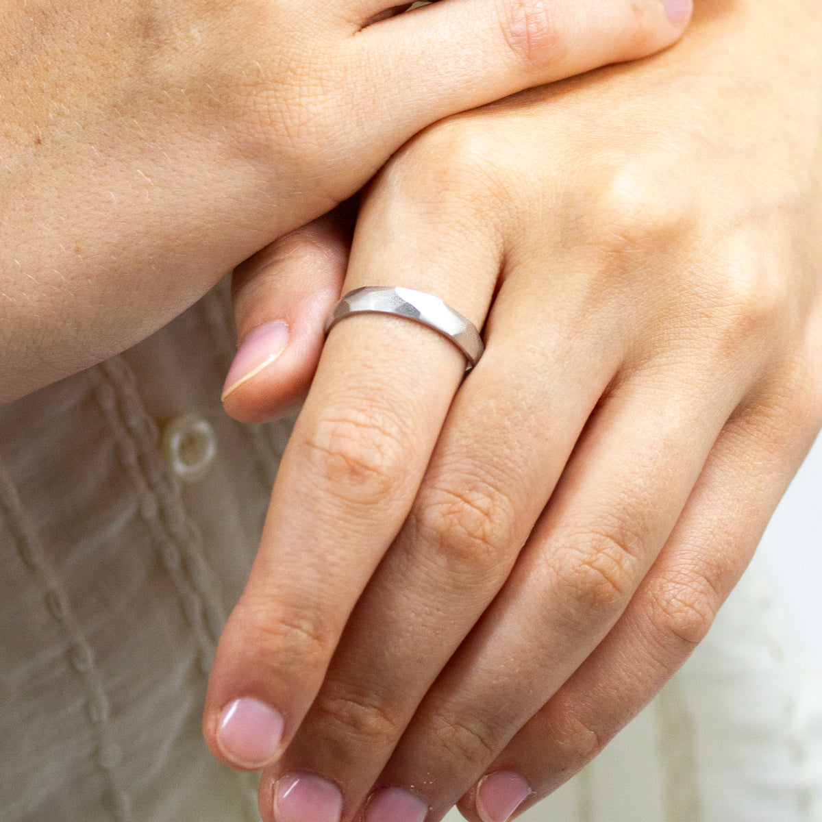 Alliance Nisma - ruban 4 mm réalisée en or rouge 18 carats Fairmined à Paris