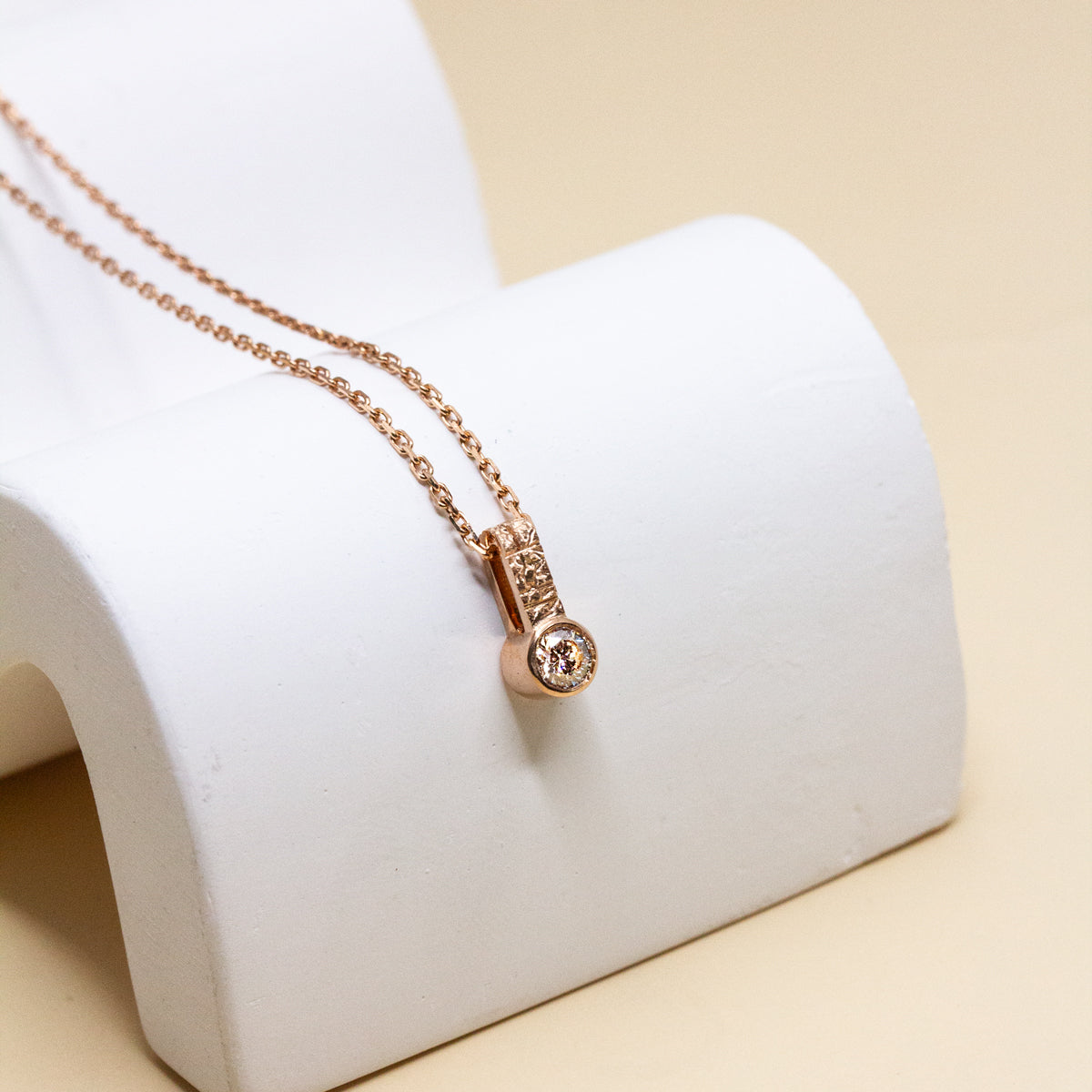 Pendentif en or texturé 18 carats et diamant fabriqué artisanalement dans notre atelier de joaillerie parisien