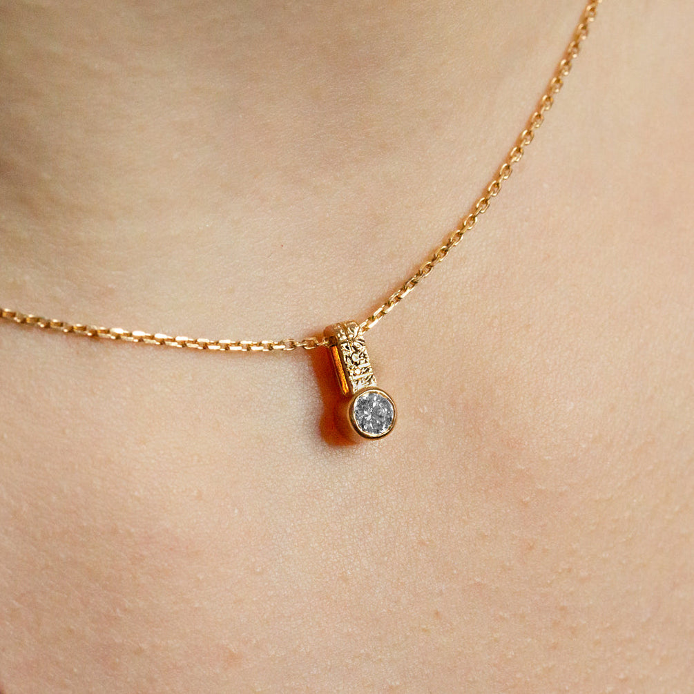 Pendentif en or texturé 18 carats et diamant fabriqué artisanalement dans notre atelier de joaillerie parisien