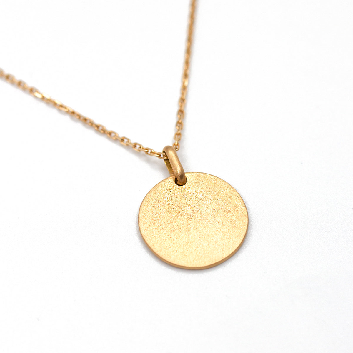 Médaille à graver or rose-champagne 18 carats recyclé texture sablée Gina pour femme, joaillerie éthique et fabrication artisanale à Paris