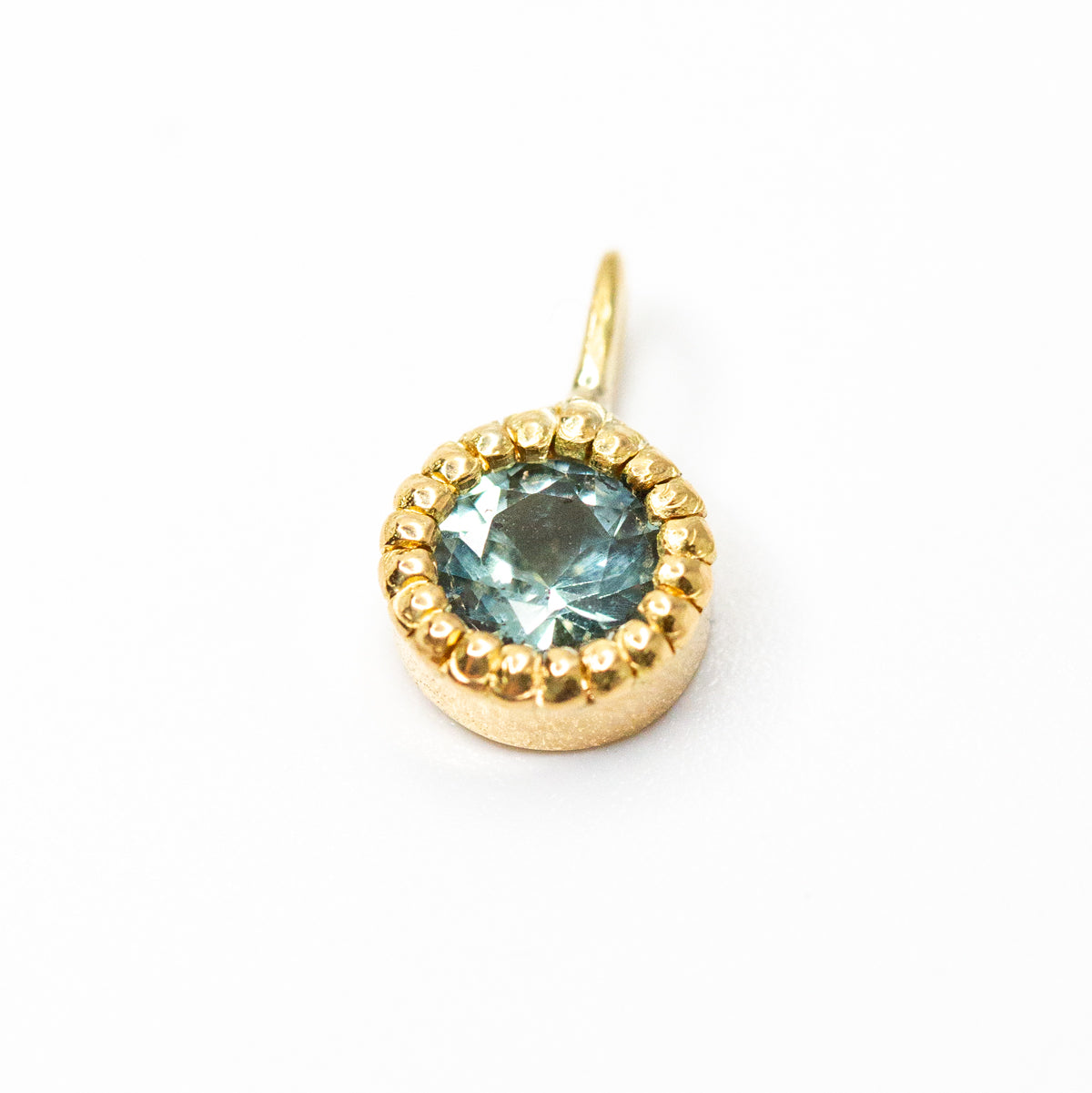 Pendentif Madeleine en or jaune Fairmined 18 carats serti d'un saphir vert bleu light teal | Joaillerie éthique artisanale