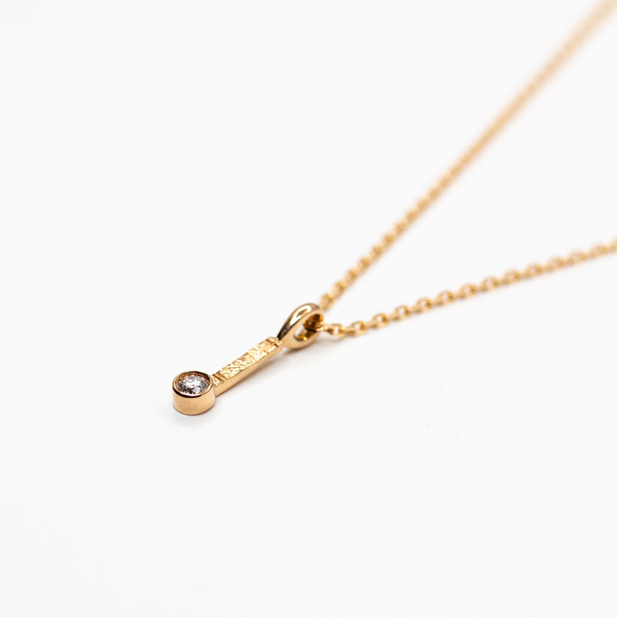 Pendentif solitaire original cadeau femmen barre texturée Hélia en or 18 carats recyclé + prime Fairmined et diamant de synthèse 2,5mm réalisée artisanalement 