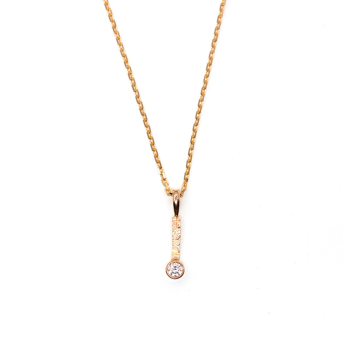 Pendentif solitaire original cadeau femmen barre texturée Hélia en or 18 carats recyclé + prime Fairmined et diamant de synthèse 2,5mm réalisée artisanalement 