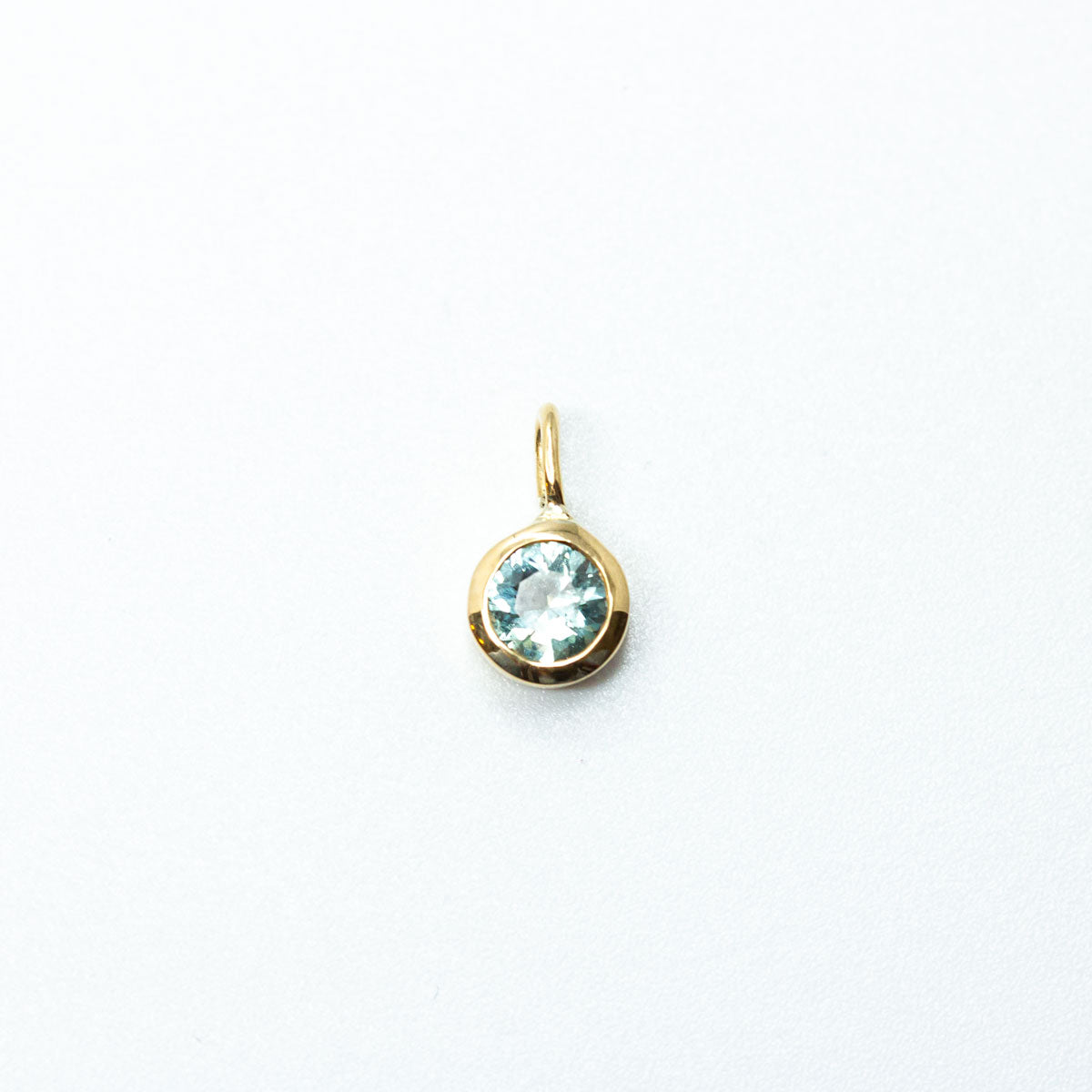 Pendentif femme cadeau en or jaune éthique 18 carats Fairmined serti d'un saphir bleu clair fabriqué à la main à Paris