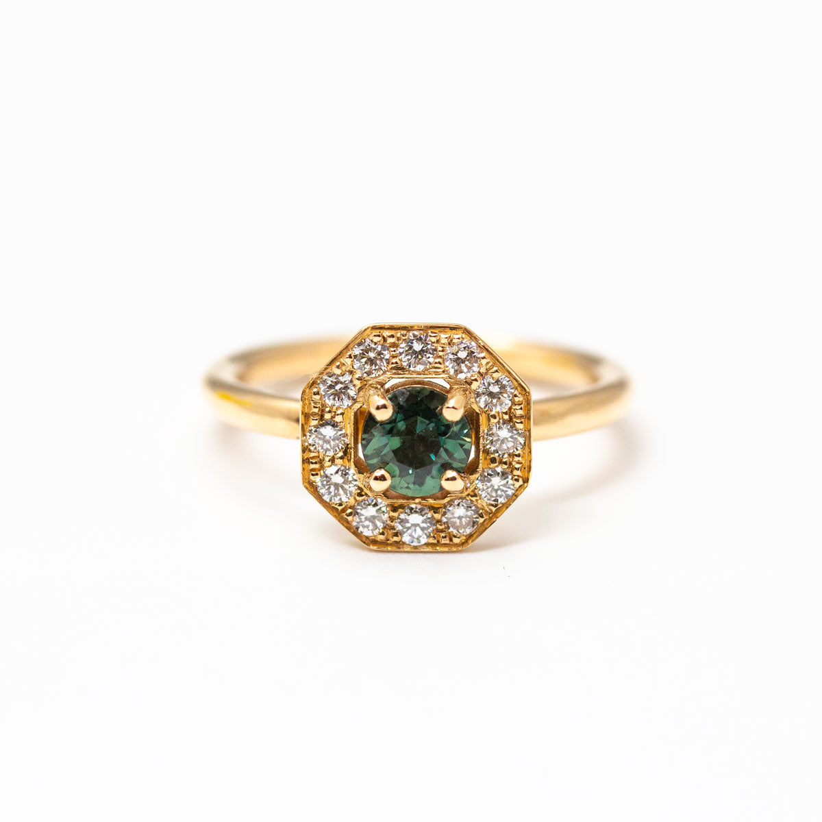 Bague Léone personnalisée texturée en or recyclé Fairmined avec diamant entourage et pierre saphir, réalisée dans notre atelier joaillier à Paris et Lyon.