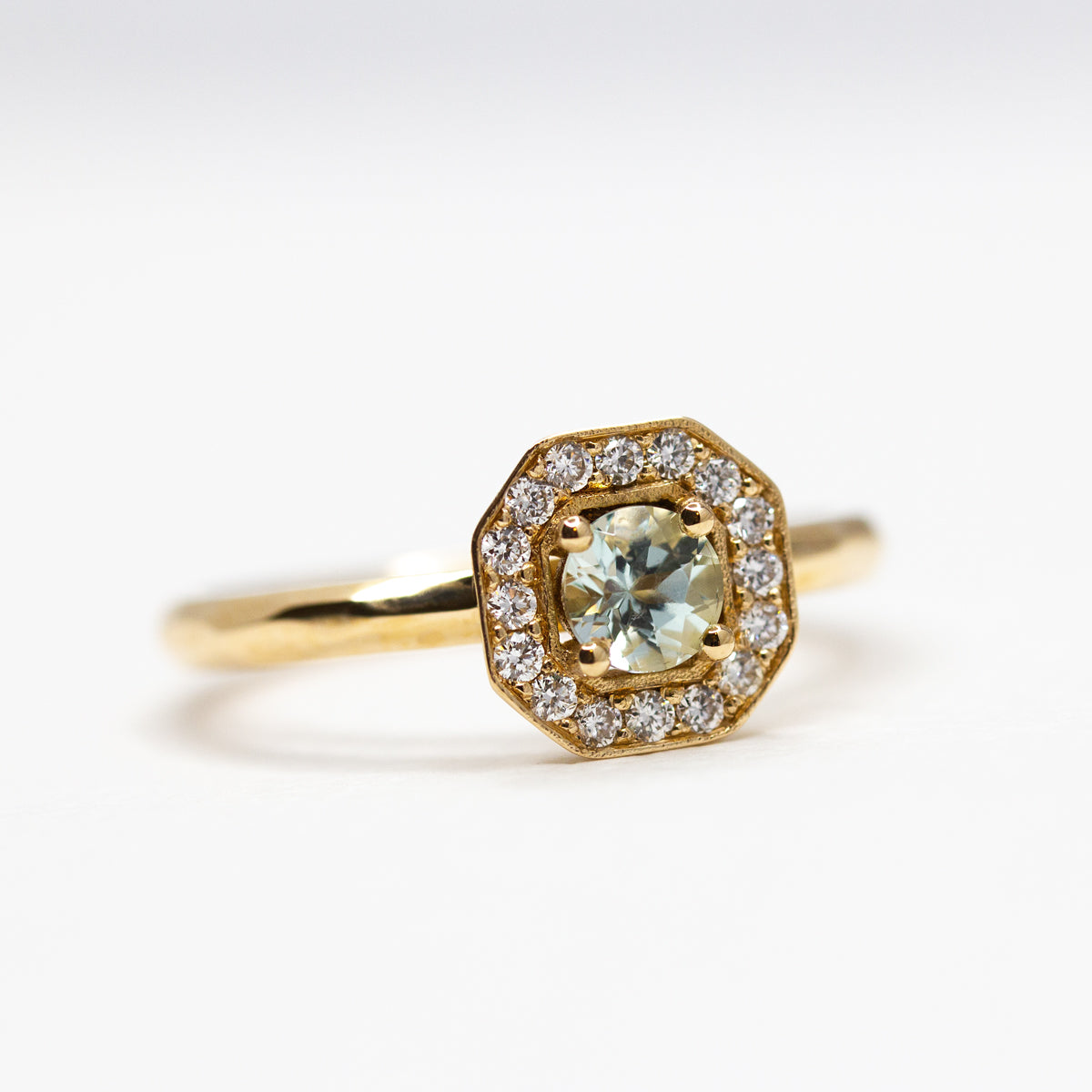 Bague Leone texturée personnalisable en or recyclé Fairmined avec saphir central et entourage diamants, joaillerie artisanale Paris Lyon.