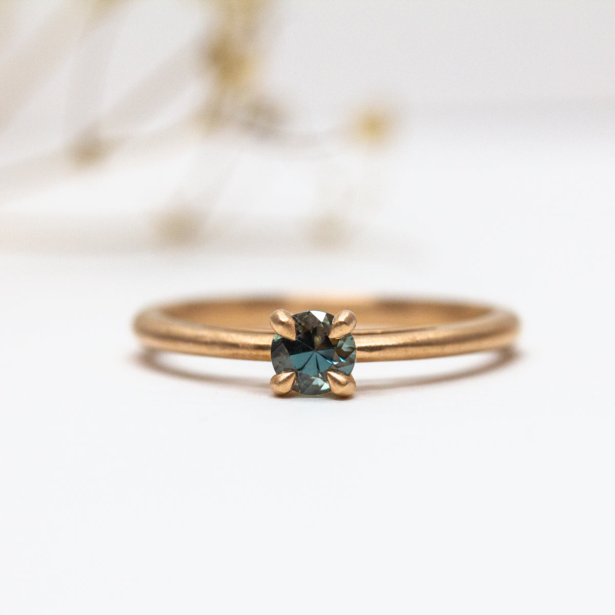 Bague Lucia personnalisée pierre texturée pour fiançailles ou mariage, joaillerie artisanale Paris Lyon.