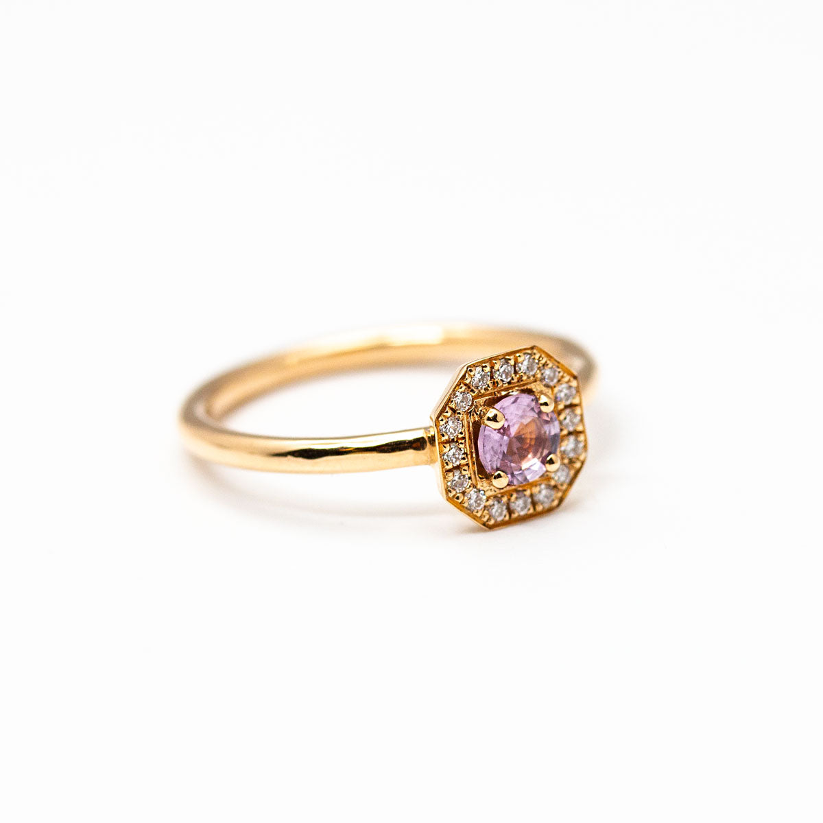 Pièce Unique Léone saphir rose.
Réalisée en or éthique à Paris.