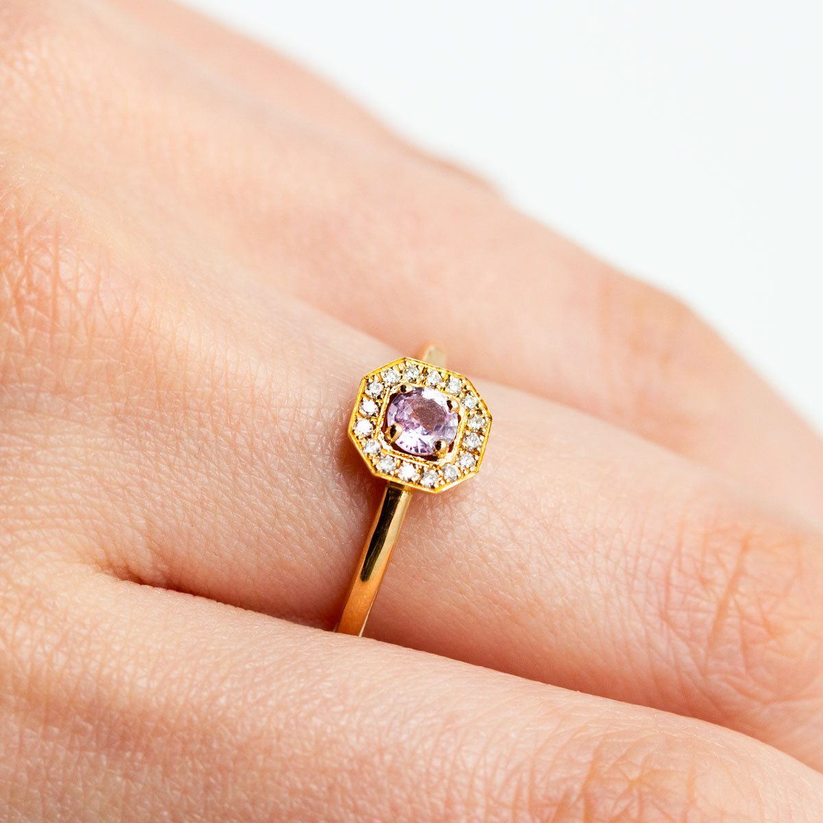 Pièce Unique Léone saphir rose.
Réalisée en or éthique à Paris.