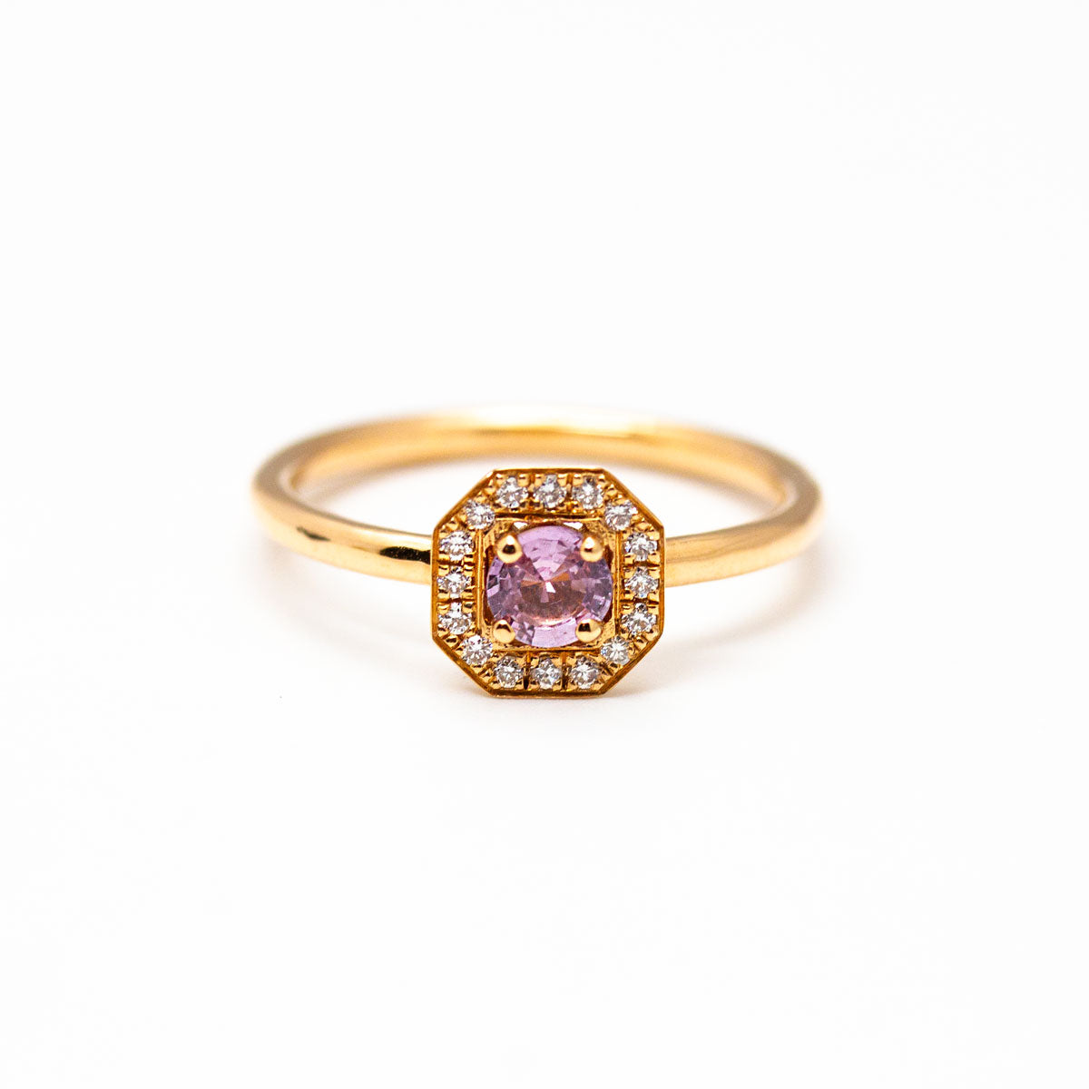 Pièce Unique Léone saphir rose.
Réalisée en or éthique à Paris.