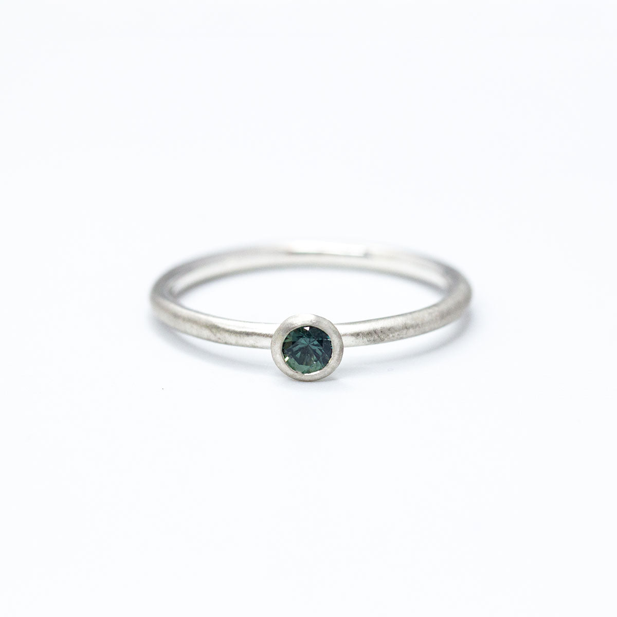 Bague Pierrette saphir bleu.
Réalisée en argent dans notre atelier Parisien