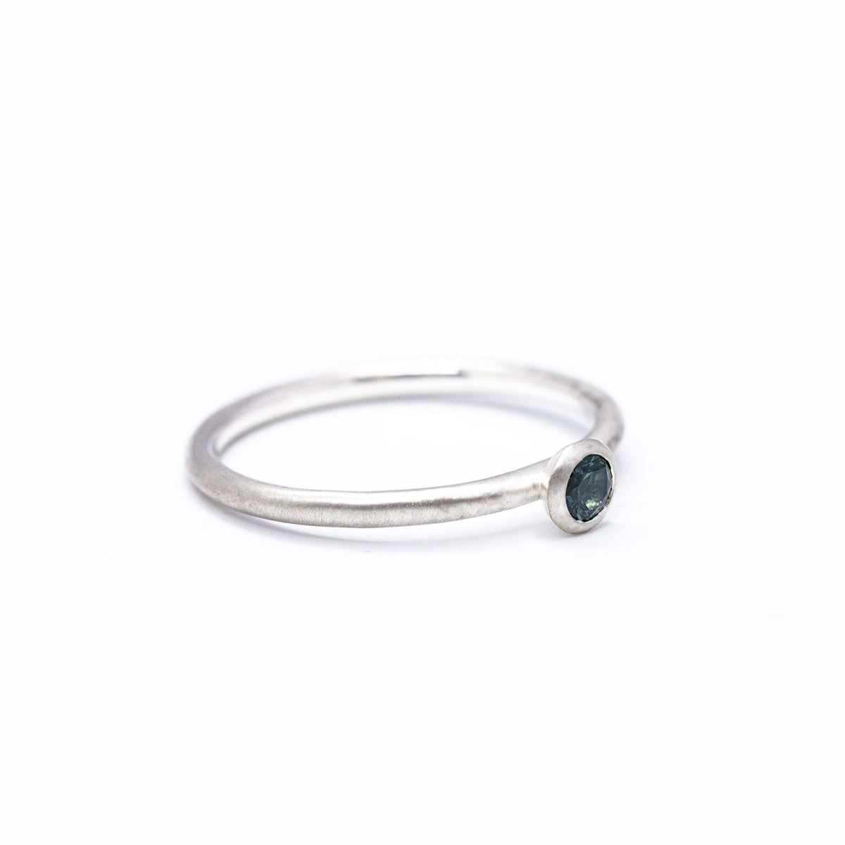 Bague Pierrette saphir bleu.
Réalisée en argent dans notre atelier Parisien