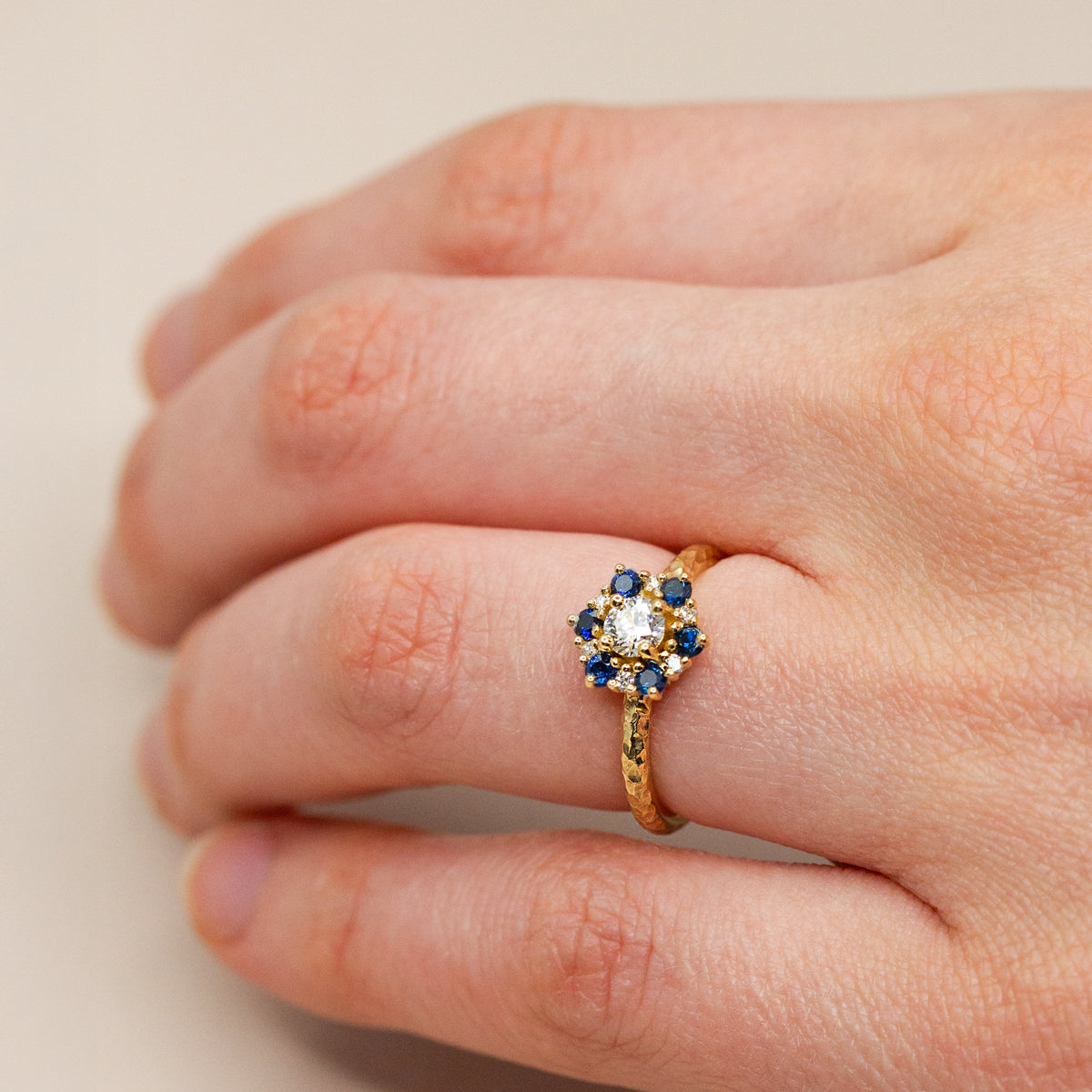 Bague de fiançailles Marguerite en saphirs bleus, diamants et or jaune éthique 18 carats Fairmined | Joaillerie éthique