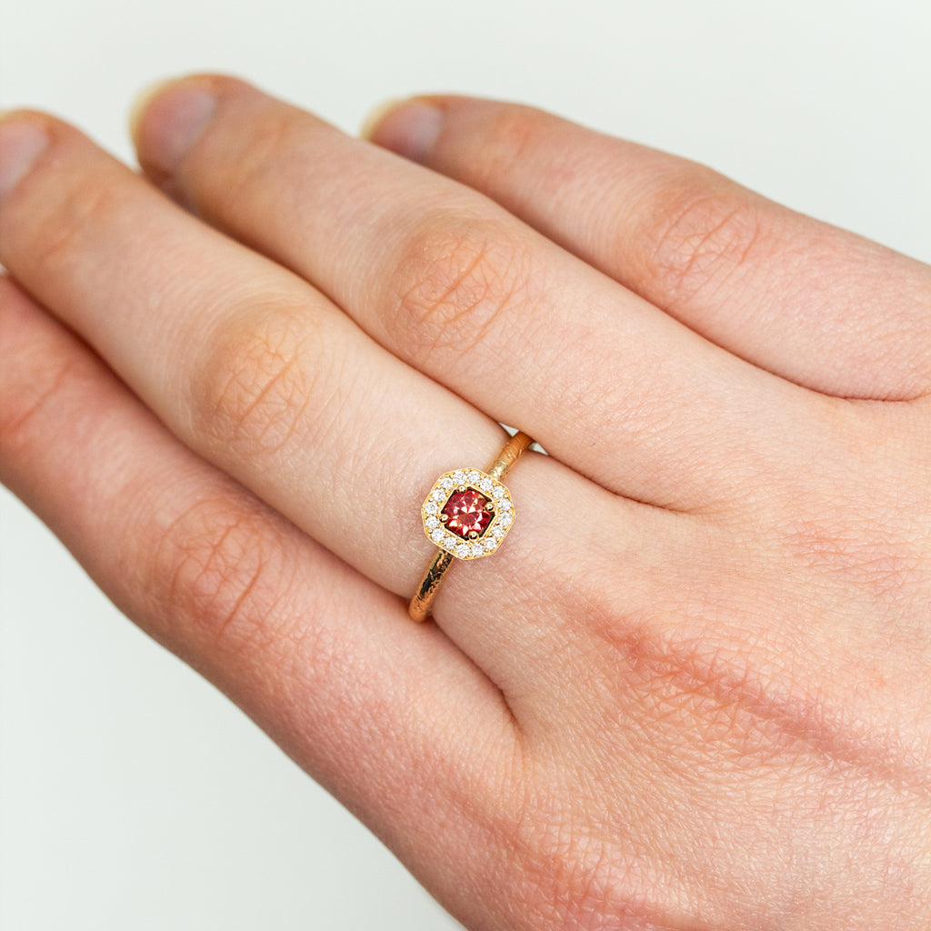 Pièce unique - Bague Léone - saphir rouge et diamants bord Rosa