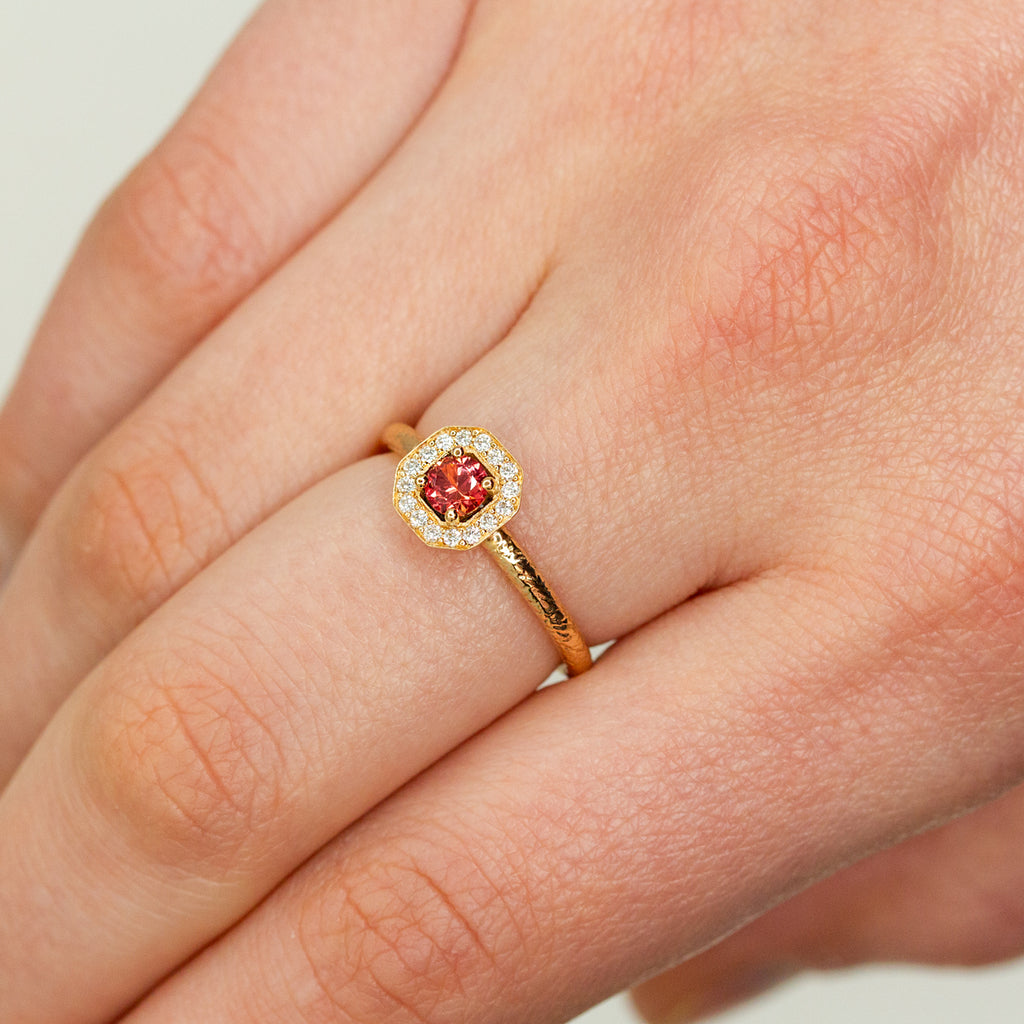 Pièce unique - Bague Léone - saphir rouge et diamants bord Rosa