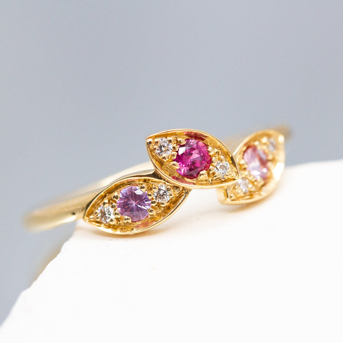 Pièce unique - Bague en forme de feuilles d'or jaune 750/1000 recyclé + prime Fairmined, sertie d'un rubis, deux saphirs roses et de diamants. 