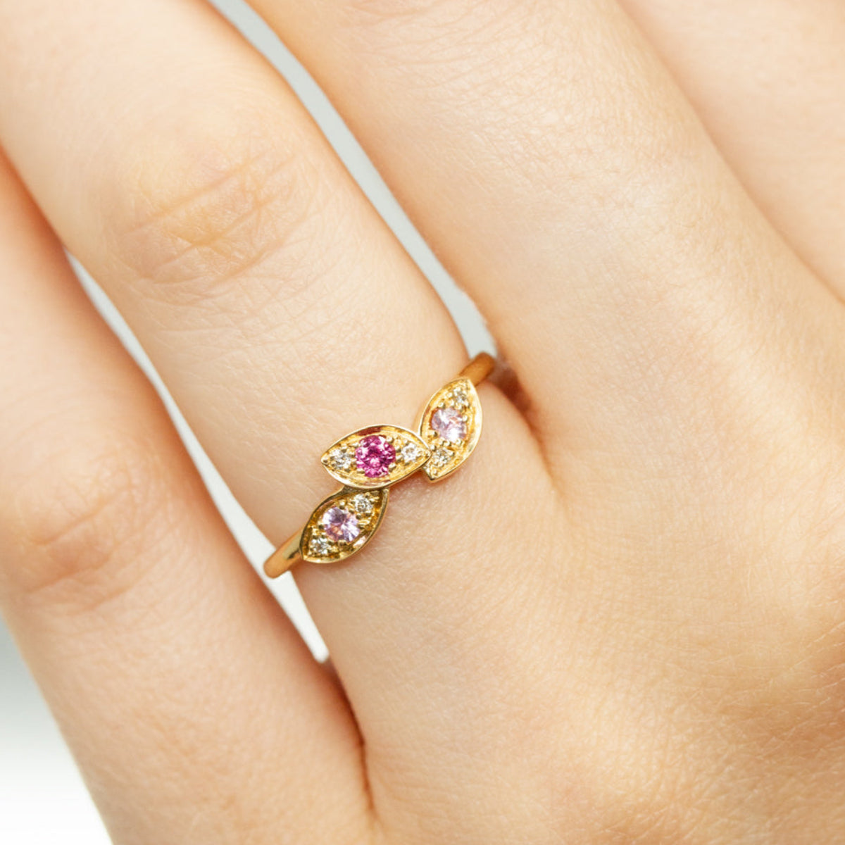  Pièce unique - Bague  inspiration végétale en feuilles d'or jaune 750/1000 recyclé + prime Fairmined, sertie d'un rubis, deux saphirs roses et de diamants. 